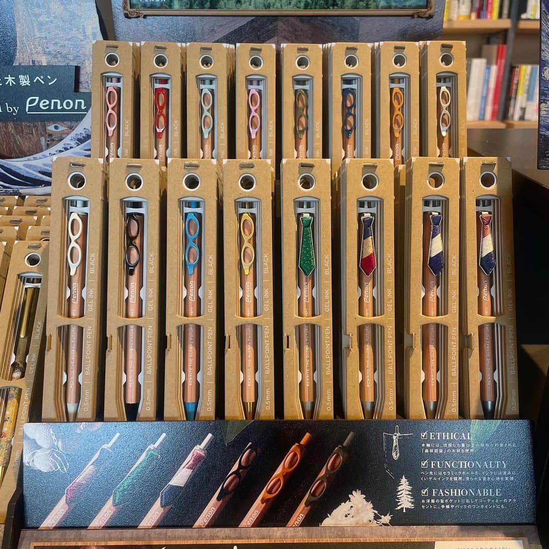 柏の葉 T-SITEさんのインスタグラム写真 - (柏の葉 T-SITEInstagram)「【PICK UP】PENON @penon_japan ⁡ 〈場所〉1F 文具 〈期間〉〜6月中旬予定 ⁡ 環境に配慮した木製ボールペン「#PENON 」が、 シリーズを増やして柏の葉 蔦屋書店に帰ってきました。  普段使いやビジネスでも使える 人気の #メガネペン #ネクタイペン に加え、 今回は世界の名画を立体プリントした、 指先でアートを感じる木製ペン「 #アートペン 」と、 アートペンと同じ絵柄の木製のポストカードを 新しく展開しています。  ★アートペンの3つのポイント★ ① 独自の印刷技術 絵画の微細な風合いも再現。 MADE IN JAPANの品質です。  ②立体プリント 特殊印刷で絵画の質感を立体的に表現。 絵筆のタッチや絵画の特徴を、 指先で感じることができます。  ③滑らかな書き心地 ペン先は文字が見やすいニードルポイント。 セラミックボールと滲みにくいゲルインクで、 さらさらな書き心地に。  ------------------------------- ［PENONのエシカルアクション］ ①植林が約束された森から生まれたボールペン 木軸は伐採した量以上の植林が約束された森林認証木材からつくられています。  ②替芯リサイクルサービス 使い終わった替芯はペノンが無償回収してリサイクル。 分別され素材や再生燃料として生まれ変わります。  ③エコ素材のパッケージ プラスチックを使わないパッケージ。 環境に配慮した森林認証取得紙で作られています。 -------------------------------  ⁡ #柏の葉蔦屋書店 #柏の葉tsite #柏の葉 #蔦屋書店 #tsite #ボールペン #エシカル #森を守る #アートのある暮らし #ゴッホ #葛飾北斎 #ロートレック #ルノワール #モネ」5月2日 20時26分 - kashiwanohatsite