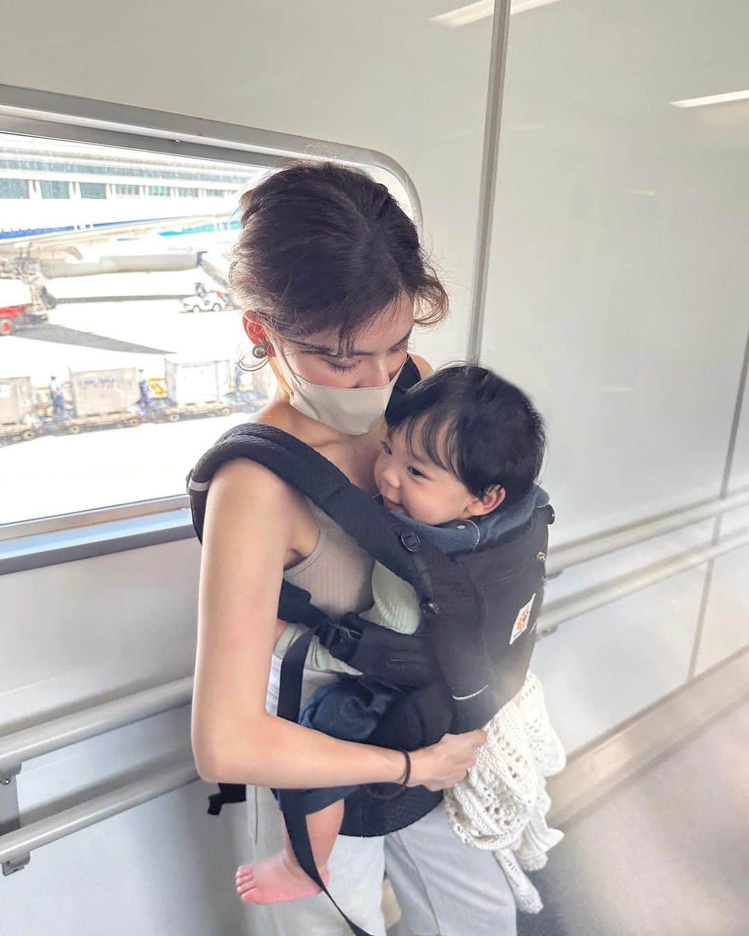 畑有里紗のインスタグラム：「沖縄に行ったときに 生後9ヶ月で息子飛行機デビュー👶🏻🛩  海外旅行も国内旅行もたくさん行ってきた私たち夫婦だけど、子連れの飛行機は初めてだったので少しソワソワした〜 でも行き帰りも何一つトラブルなく 息子も機嫌良く乗り越えられたので 想像してたより全然大丈夫だった☺️🌼  今回ANAを利用✈︎ 席選びは旅行予約したときにすぐ座席指定をしたよ💺 ・泣いた時にあやすスペースが近くにあるか ・何かあったときにすぐ席を立てるように通路側の確保 ・おむつ替えにトイレが近いか ・非常口が近いかなど見て座席取りました！  後ろの方は比較的家族連れが多くて 👶🏻もたくさん乗っていたので 赤ちゃんがどこかしらで泣いてる感じはあって 心強かったし少し安心感があったかな😌  あとは3回食がすでに始まっていたので 飛行機はその時間と被らない時間を選び予約🙆‍♀️ 早めに空港についてから搭乗口に向かうまでに余裕を持って食べさせたよ〜🥣 チェアベルト持っていたら便利でした！  貸出ベビーカーもあるみたいだけど 私たちはできるだけスムーズに使いたかったのでサイベックスのB型ベビーカー(機内持ち込みサイズ)で行きました🙆‍♀️ 搭乗するギリギリまで使い、荷物を受け取るときも使えるし キャリーが出て来たらすぐ向かえたのでよかったかなぁ💫  そして前向きだっこがあまり好きではなく 普通に膝の上にいるとよく動き回る僕なので 抱っこ紐の一択でした😌 比較的落ち着いててくれて泣くこともなかった👍  持ち物はこんな感じのアイテムは 足元にすぐ取れるようにミニバックを用意🎒(2枚目) マザーズバックは上に収納してました！  3回食が始まってからは日中はミルクを飲まなくなってきたときで、水かミルクか気分だったりするので耳抜きするためにも一応どちらも用意🍼◎ (帰りはミルク欲しがって飲んだから持ってて正解でした) おしゃぶりとか何か好きなもの食べさすとか唾を飲み込むことを促してあげるといいみたい◎ (息子も行き帰り大丈夫そうだった✌️)  新しいおもちゃを用意するのもいいと何かの記事で見たから旅行用に一つ新しいおもちゃと普段から使っているもの２つ入れておいたよ🧸🤖 目新しいものの方が真剣に遊んでた😇 (おもちゃ類はよく落とすので全部紐をつけて本人のスタイ等と引っ付けてました🙆‍♀️) 機内でもおもちゃをいただきました💫(6枚目) 他の方のを見ているとシールブックとかもあるみたい？  今回フライトも短かったしお家でたまにしかまだ見せていない時期だったので映像系はとくに使わなかったけど、長めのフライトだったり普段見ているお気に入りの動画などがあれば予めオフライン再生できるように用意しておくのも良さそうかな◎  あとは今回2時間のフライトだったから 飛行機に乗る前におむつ替えは済ましていたので、変えないつもりでいたけど、自分がトイレ行くついでにと思って変えようと思ったらこのような感じ(5枚目)のおむつ替え台で手洗いのところに繋がる感じ。ベルトもないし掴まり立ちずり這いスイスイの息子には難しくて断念しました🙅‍♀️ 水回りとかも触りたくて動くしね😣 (大きい方してたら頑張って変えてたかもしれないけど寝返りとかもせず仰向けで居てくれる大人しい時期しか難しいかな？と思ってしまった) 国際線とか飛行機会社によっても全然違うのかな？  地味に役に立ったものはおやすみパンツ🩲 夜用にと思って宿泊枚数と＋予備持って行っててとくに飛行機でつける予定はなかったんだけど行きの時のことを思って帰りは念の為履かせて帰ったけど漏れなどの心配は防げるし気持ち的に安心でした🙆‍♀️ レンタカーの時間があったり変えたいタイミングでおむつ替え台なかったりするので旅行中も便利かも？  できるだけ昼寝は飛行機前にはさせないように 意識して遊ばせたりして 飛行機中どちらも寝せることに成功😉 ただ30分くらいしか元々お昼寝しないので ずっと寝てたみたいなことはなかったけど フライト中少しでも寝てくれると安心度が違うよね😂👍  生後9ヶ月のときだったから また今乗るとか1歳超えてからだと また持ち物とか過ごし方も少し変わりそうだけど 沖縄旅行のときに旅行予定がありますとdmいただくことも多々あったので少しでも参考になれば嬉しいなと思って記録しておきます✏️  (抱っこ紐が暑すぎて１枚目かなり薄着で失礼しますが スルーしてください😂機内ではちゃんと羽織着てました)  #ファーストフライト#生後9ヶ月#飛行機#飛行機デビュー＃家族旅行#子連れフライト#子連れ旅行」