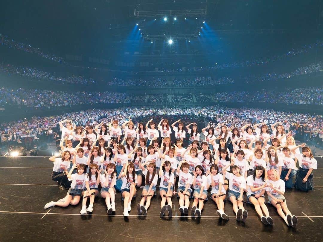 左伴彩佳さんのインスタグラム写真 - (左伴彩佳Instagram)「4月30日 AKB48チーム8活動休止コンサートありがとうございました！🐝✨  9年間このチームで本当によかったです。 加入した時は高校生で最初は何も分からず、戸惑うこともあったり、山梨から毎日のように通ったりして両親にもたくさん支えてもらいました。  辛いこと、悔しいこと色々な感情になる日々もありましたが、その経験があったからこそ成長できたしみんなとも分かち合えました。 9年間ここまで来れたのは応援してくださったファンの方、関係者の皆さん、友達、家族、私に関わってくれた全ての方のおかげです。本当にありがとうございました！  そしてチーム8に入れたから素敵なメンバーと出会えて、一緒にパフォーマンスできたり楽屋ではわちゃわちゃ他愛もないことで笑ったり、楽しい思い出も作れたりキラキラした景色を見られました！ 本当にチーム8は私の青春でもあり宝物です。 みんな大好き！！  チームは休止してしまいますが、これからも私たちの応援をよろしくお願いします😊」5月2日 20時27分 - hidaaya_729