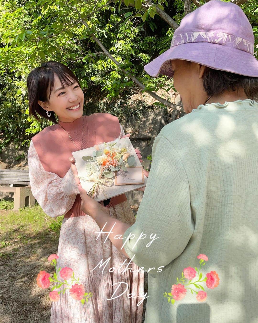 うえむらちかのインスタグラム：「𝕄𝕠𝕥𝕙𝕖𝕣'𝕤 𝔻𝕒𝕪  進物の大進・母の日アンバサダーに就任した うえむらちかです💐  皆様は5月14日の #母の日 の贈り物は もう決められましたか？ 私が今年贈ることに決めたのは…  🌼ドライフラワー ブーケ キャンパスボード  こちらです💁‍♀️ 最近の流行は生花だけでなく、 ずっと飾ることのできる #ドライフラワーブーケ も人気なんだとか✨  私が選んだドライフラワーブーケは キャンパスボードがついてるので そのまま卓上や壁に飾ることが出来るので お手入れも水やりも必要なく とっても楽ちんだと母にも喜ばれました👩‍🦳  今年の母の日の参考にしてみてください♪  そして母の日だけじゃなく プレゼントの包装紙や熨斗がカープデザインになってるのはここだけ⚾️ カープファンの方への贈り物もたくさん包んでもらいたいですね🎁  ∴∵∴ ୨୧ ∴∵∴ ୨୧ ∴∵∴ ୨୧ ∴∵∴  カタログ請求は 進物の大進HPから @gift.daishin  ∴∵∴ ୨୧ ∴∵∴ ୨୧ ∴∵∴ ୨୧ ∴∵∴  母の日にがおえ展 4/29(土)～5/14(日) 進物の大進広島本店にて  ∴∵∴ ୨୧ ∴∵∴ ୨୧ ∴∵∴ ୨୧ ∴∵∴  #進物の大進 #daishin #大進 #母の日ギフト #母の日プレゼント #母の日のプレゼント #カーネーションギフト #ドライフラワー #ドライフラワーリース #スワッグ #カープ #カープグッズ #カープ女子 #carp」