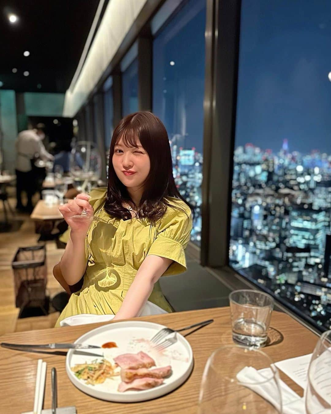 森下まいさんのインスタグラム写真 - (森下まいInstagram)「恵比寿ガーデンプレイスタワー39Fにある 【Longrain @longraintokyo 】へ☺️🥂🇹🇭  とーってもオシャレな店内で、 海外に来た気分と絶景と夜景を楽しみながら モダンなタイ料理を堪能してきました🥹  【Dinner Course × Wine Pairing 3glass】  ■AMUSE ✖️スパークリングワイン🥂 ・クリスピープラウン ・ホンノビス ココナッツ ・スプリングワイン  ■APPTIZER ✖️ロゼワイン ・マダイ 菜の花 グレープフルーツ ミント バジル ・生春巻き 鶏むね タマリンド パイナップル ・メバル タラの芽 わらび グリーンマサラ  ■MEAT ✖️白ワイン ・霧島ポーク チポトレ バンブーサラダ ■MAIN ・カオヤム　青いジャスミン米  ■DESSERT ・ミルフィーユ ホワイトチョコレート ・ミント ココナッツ 　  鮮やかな色合いが美しく、 本場さながらの“SPICY、SWEET、SOUR、SALTY”を 効かせたタイ料理🍽️🇹🇭 本当にどれも美味しかったです🤤💕  アラカルトも充実しているので、 お酒を飲みながら軽く前菜だけ楽しむのも良いかも☺️🥂 また行きたいな🥰  #ぐるまい☺︎ #もぐまい☺︎ #ぐるまい☺︎_タイ料理  #longrain #pr #ロングレイン #タイ料理 #恵比寿グルメ #東京ランチ  #恵比寿ガーデンプレイス」5月2日 20時28分 - mai_morishita