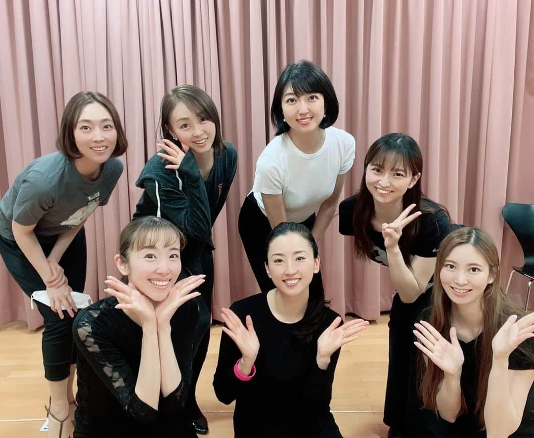 のインスタグラム：「明日からいよいよ本番!!!⁡⁡ ⁡ ⁡3日間それぞれ違う方が歌う違う曲...⁡ ⁡懐かしの曲が沢山で楽しみです😊⁡⁡ ⁡お稽古場で皆さんと🤗 ⁡⁡ ⁡いい香りに誘われて歩いて行くと綺麗なバラが🌹⁡ 歌う曲にちなんだお花が見れて、何だか楽しんで歌えそうな気がしてきました!!! ⁡⁡ 3日間お天気も良いみたいで良かった🔆⁡ ⁡観に来て下さる皆さま、お気をつけていらしてください😊⁡ ⁡⁡ ⁡#イイノホール⁡ ⁡#ベルサイユのばら⁡ ⁡#ゴールデンウィーク」