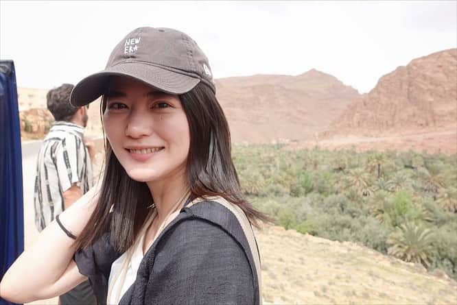 一双麻希 のインスタグラム：「バスツアー二日目(20時間くらい🚌乗ってる頃🌀)で、へとへとなので化粧も服も気抜いてる時。笑  砂漠地帯が多いモロッコは、水がとても貴重で地域によっては供給される日が週に一度に決められている所もあるとか。 それだけ水がない地域は街が栄えにくく、 貧困が進んでしまっていたり。 水がある地域は緑が育ち、生き物が住める。街ができる。 サハラ砂漠までの三日の長い道のりの中で、 自然の景色や街の移り変わりがあり、 そこに住む人々の変化、資源の変化、貧困の変化さえも 感じられ、資源が有限な事に改めて気付かされました。  旅に出ると、日本では気付けないこと、 当たり前になり過ぎていると気付くことが沢山あります。  #モロッコにも桜がありました🌸  #モロッコ #世界遺産 #ワルザザート #マラケシュ #サハラ砂漠 #morocco  #atlasmountains #marrakesh #ouarzazate #saharadesert #moroccotravel #worldtraveler #europetrip #モロッコ旅行 #モロッコ観光 #ヨーロッパ旅行 #ヨーロッパ一人旅  #مراكش#المغرب جامعالف #旅が好き #旅好き女子 #旅好きな人と繋がりたい #海外旅行 #海外一人旅 #女一人旅 #山ガール #自然が好き #アウトドア好き #山好き」