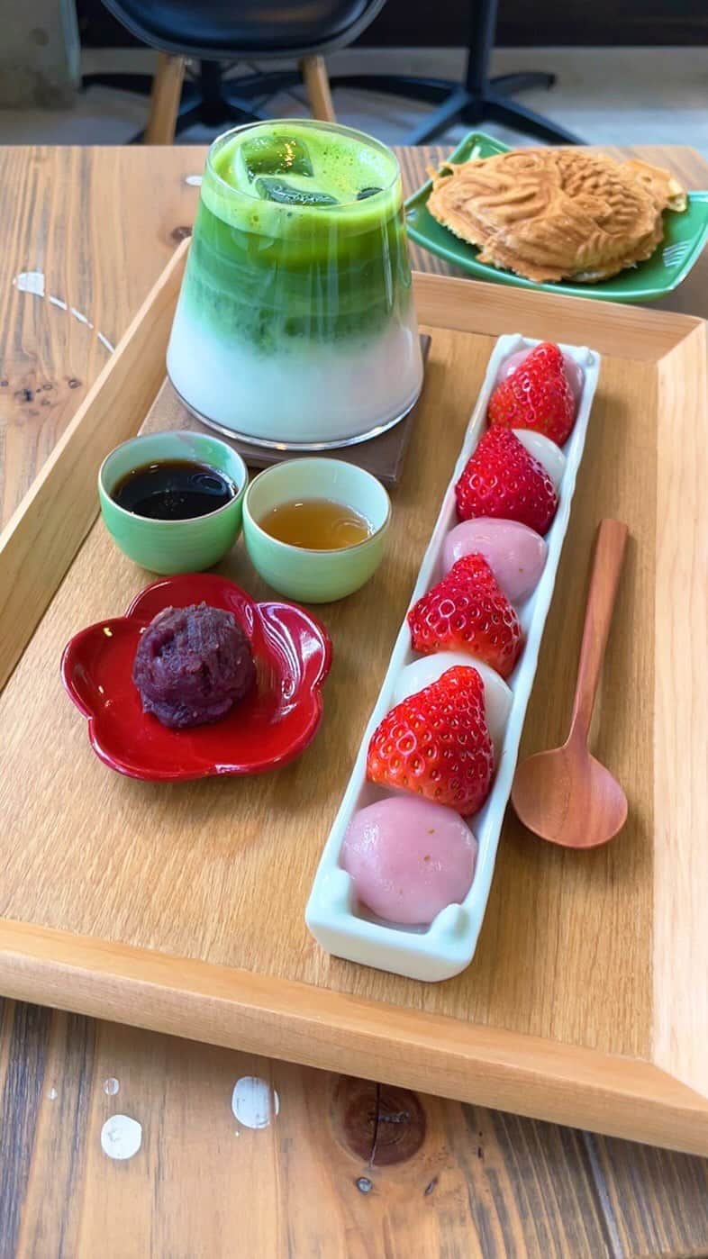 のインスタグラム：「Food Travel in Tokyo/東京おすすめグルメまとめ8選🍓  ①押上【#まんまる】 　「あったかいちご白玉」790円 ㅤㅤㅤㅤㅤㅤㅤㅤㅤㅤㅤㅤㅤ ②東京駅【#ニホンバシブルワリー】 　「特大自家製プリン」3850円 ※予約必須 ㅤㅤㅤㅤㅤㅤㅤㅤㅤㅤㅤㅤㅤ ③世田谷【#白髭のシュークリーム工房】  「トトロシュークリーム」520円〜 ㅤㅤㅤㅤㅤㅤㅤㅤㅤㅤㅤㅤㅤ ④原宿【#ワーキングホリデーコネクション】 　「抹茶パンケーキ」1390円 ㅤㅤㅤㅤㅤㅤㅤㅤㅤㅤㅤㅤㅤ ⑤渋谷【#うのまち珈琲店】 　「季節のクレームブリュレパフェ」1000円 ㅤㅤㅤㅤㅤㅤㅤㅤㅤㅤㅤㅤㅤ ⑥高円寺【#AIMU】 　「AIMU PANCAKE」1250円 ㅤㅤㅤㅤㅤㅤㅤㅤㅤㅤㅤㅤㅤ ⑦池袋【#ハロードーナツ】 　「ストロベリードーナツ」480円 ㅤㅤㅤㅤㅤㅤㅤㅤㅤㅤㅤㅤㅤ ⑧新宿【#arklounge】  　「ボルケーノパスタ ボロネーゼ」1700円  どれが1番食べてみたい？？  #東京グルメ #東京カフェ #東京 #tokyo #japantravel   #japanesefood #東京 #東京観光 #東京ランチ #パンケーキ　#抹茶 #いちご #pancakes #matcha #cheese #カフェ巡り #カフェ好きな人と繋がりたい #ごはん記録 #japantrip」