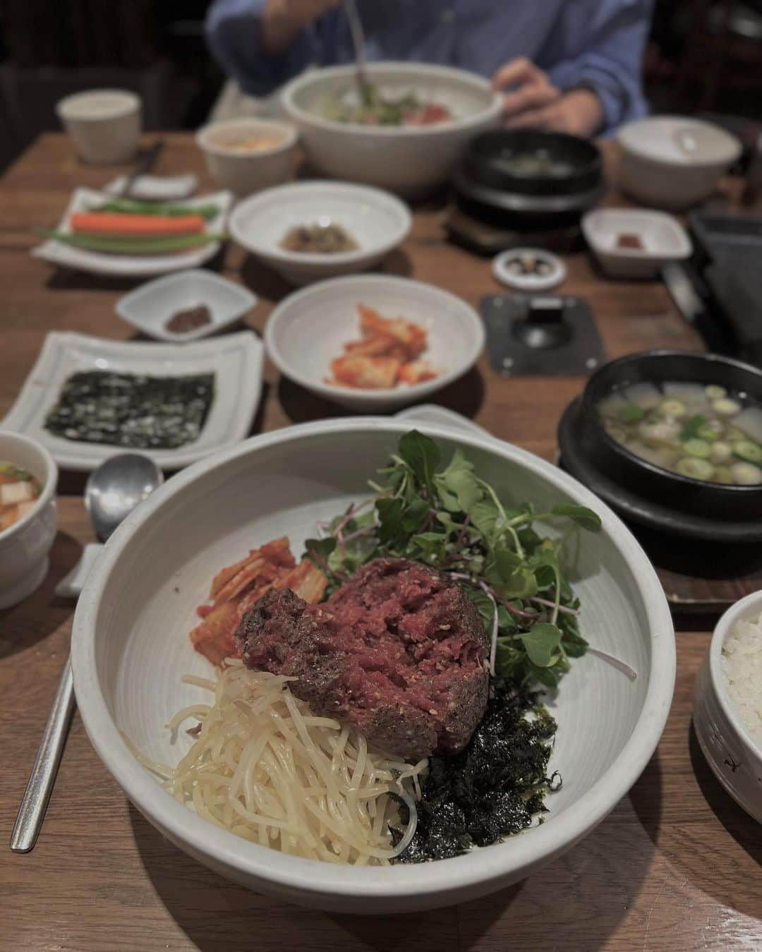 suzuka noseさんのインスタグラム写真 - (suzuka noseInstagram)「. ＼KOREA🇰🇷ご飯編／  今回の韓国は、定期的に渡韓していた頃に毎回行っていたお店じゃなくて新しいお店に挑戦。 やっぱり3年も経つといろんなお店が新しくなってた🪽🖤  ▷1~2：一味亭（イルミジョン）| 일미정 明洞にあるサムギョプサル屋さん。 この辺りでは珍しくローカル寄りなお店で 日本語、英語はほぼ通じないけど メニューが写真付きなのでなんとかなるものです。 自家製の味噌が絶品でぱくぱくいけちゃうやつ。  ▷3~4：牛家 お友だちがたくさん載せてて気になってた「炙りユッケビビンバ」。味、ボリュームしっかりめ。 お店も綺麗でオシャレな雰囲気なので、少し贅沢なランチにオススメです。  ▷5： @minute.papillon.official  HAUS DOSANの周辺で最近話題のディップチュロスを。 テイクアウトして少しずつ食べたんだけど 冷めてもさくさくで最後までずっと美味しかった🥺🫶🏽 私はソースなしが好き。  ▷6~7： @pladcafe_official  カフェ天国韓国で唯一入ったカフェ。ひと休みするために入ったんだけど、ソウルの森を眺められる席があったり、テラス席があったり、居心地◎ アンバランスなアートとインテリアも可愛かった🪑  ▷8~9： @nu_dake  混みすぎてて断念したけど、可愛いスイーツがたくさんあって次回はぜひミニクロワッサンをGETしたい🫰🏽  ▷10：明洞餃子 破壊力抜群明洞餃子。何回食べてもニンニクで胃もたれするくらいニンニク爆弾だけど、これ食べなきゃ帰れません。  海外旅行の規制も緩くなってきたので まずは慣れ親しんだ近場の韓国へ🇰🇷♥ 帰国時のチェックインで ・陰性証明 ・ワクチン接種証明書 のどちらかを提示する以外は特に変わりなくでした👌🏽  #韓国旅行 #韓国グルメ #韓国カフェ #狎鴎亭 #明洞 #KOREA #韓国 #サムギョプサル #明洞餃子 #チュロス」5月2日 20時35分 - suzukatochimoto