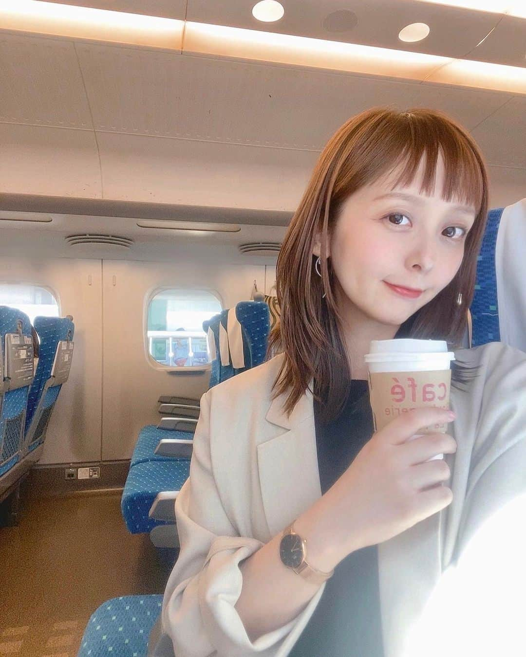 かとう唯のインスタグラム：「まるこ、実家に帰る　の巻  with 高品質なコーヒー☕️  P.S.帰りの新幹線であった とある事件はブログに書きまちた。  みなさんも 良きゴールデンウィークを〜😍  #ゴールデンウィーク #東海道新幹線 #オン眉 #ぱっつん前髪  #そろそろ慣れそう #ななちゃん人形  #名古屋駅　#名駅 #飲むふるる冷麺」