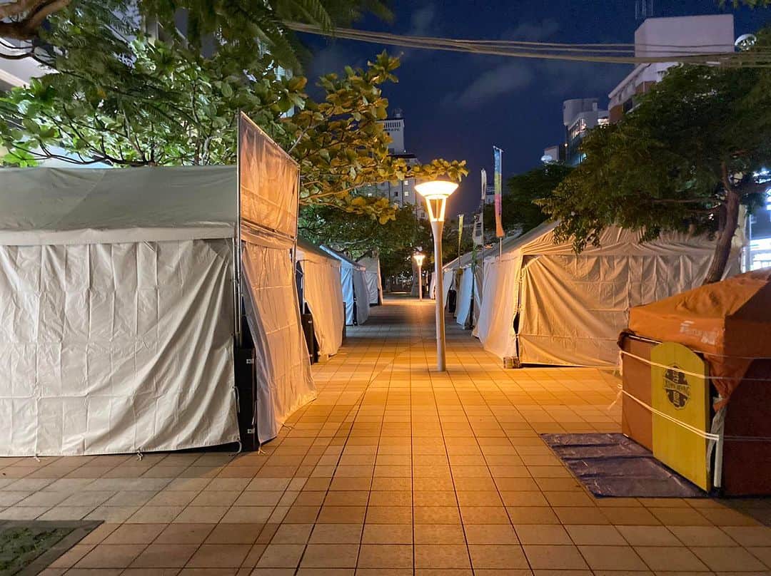 Haisai Chample Beer Festivalさんのインスタグラム写真 - (Haisai Chample Beer FestivalInstagram)「ハイサイビアフェスティバル2023春 . 前日の設営が終了しました💪  ハイサイビアフェスティバルは、より多くの方にお楽しみいただけるよう、立ち席含め500席近い客席を設けています。  ぜひご家族や友人とお越しください😊 . ハイサイビアフェスティバル2023春 5月3日（水・祝） 12～20時 5月4日（木・祝） 12～20時 さいおんスクエア 那覇市安里2-1-1 (沖縄都市モノレール 牧志駅直結)」5月2日 20時37分 - haisai_beerfes