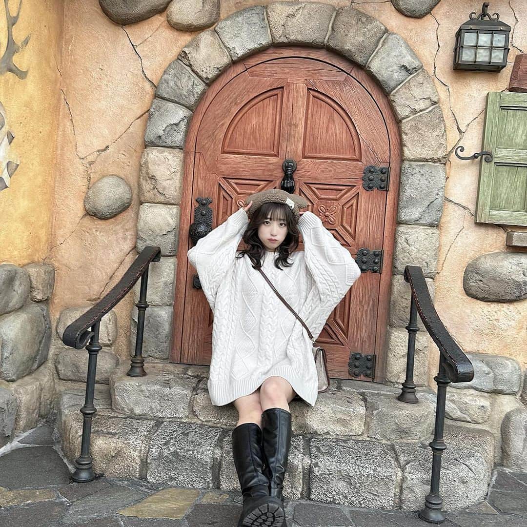 泉あいりのインスタグラム：「⁡ ⁡ 昨年に末永みゆちゃんとディズニー行ったの🎀 ⁡ そのとき撮ってくれた写真 ぜんぜんアップしてなかったので ⁡ かなり季節感バグってるけど載せてくね🥹💗 ⁡ ⁡ _」
