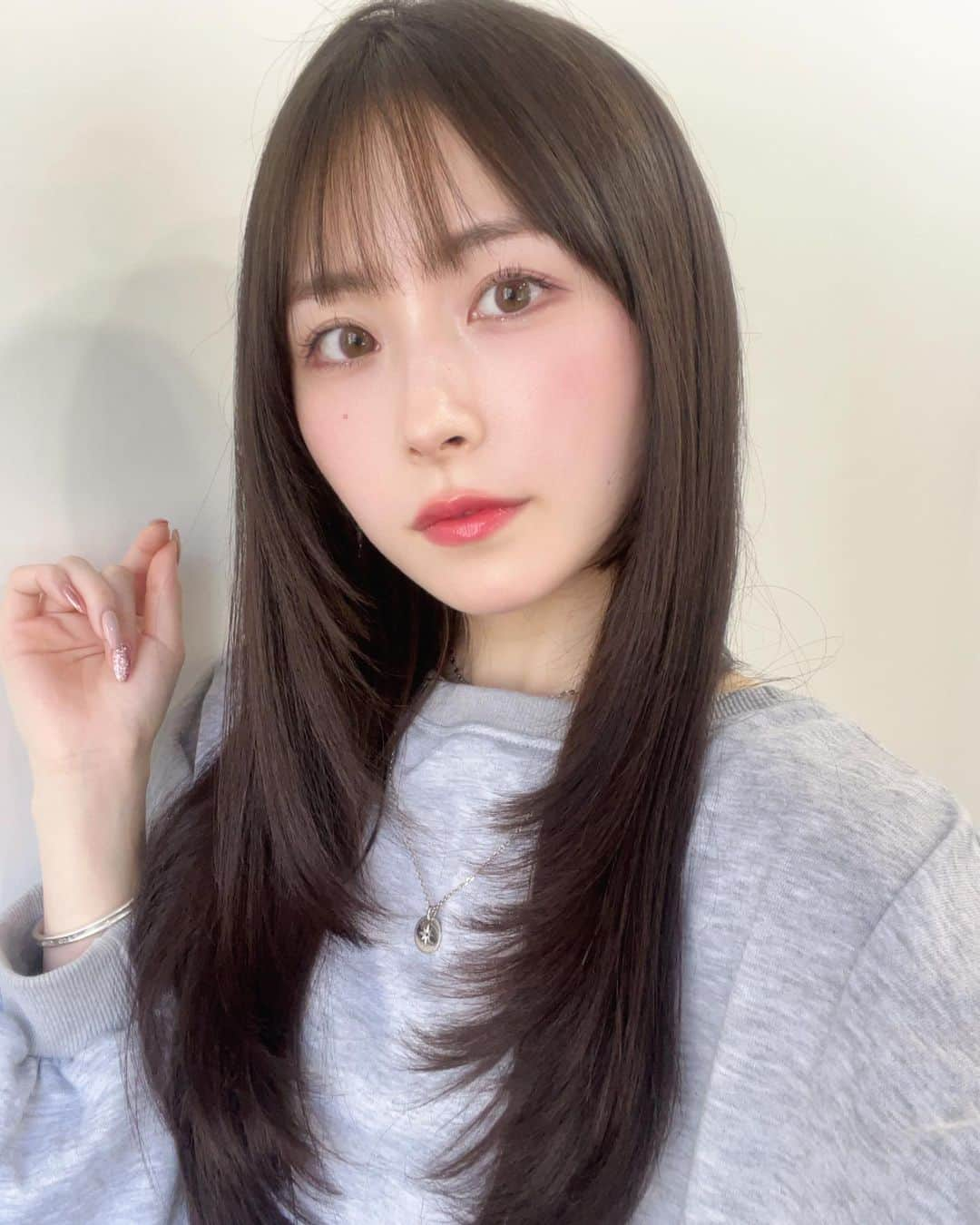 島村嬉唄のインスタグラム：「武田さん @peeps_ryo にレイヤーカットにしてもらいました 〜 💇🏻‍♀️✨  似合ってますか 〜 ？ 🤍」