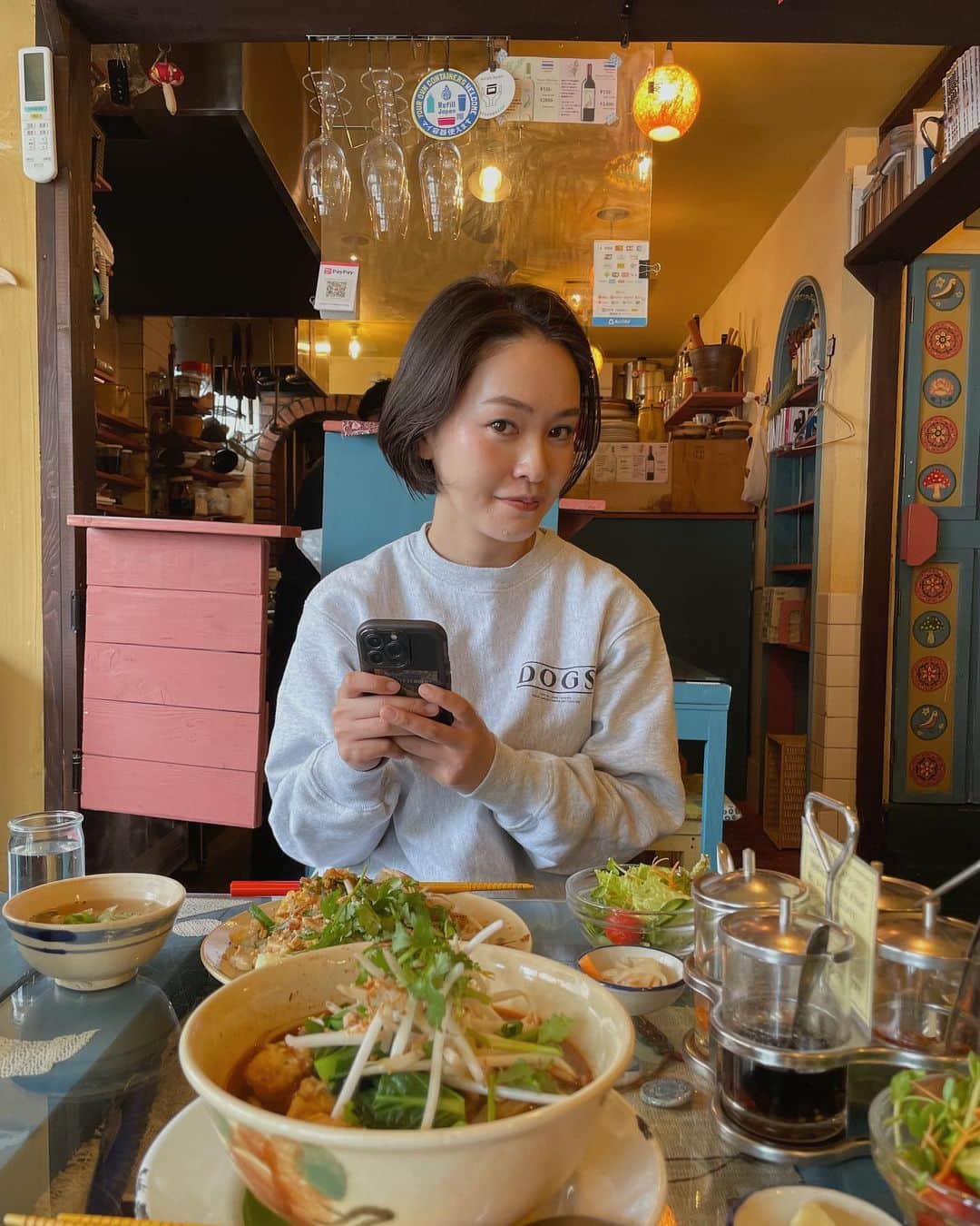 のインスタグラム：「_ あゆちゃんとランチして お茶してコスメ爆食いした最高の日  いっつもすっぴんで🏠が多いから 久しぶりに化粧して お出かけしたな✌🏽(気は抜いてません)  引っ越ししてから更に家が近くなって よくお家来てくれるんやけど 今から行くわが多いのよ。（笑） (🚲で3分)  詩珠👶🏼のことをとにかく可愛がってくれて お気に入りのMovie送ってって言って 保存してくれて(身内w?) 癒しっていつも言ってくれて ほんまにありがとう🥹🥹  この日も詩珠に会いたい〜って 言ってくれてた🤣🤍  けど久しぶりにめっちゃゆっくり喋れて 私はリフレッシュ出来た！（笑）  ほんまに良い関係✌🏽ダイスキ」