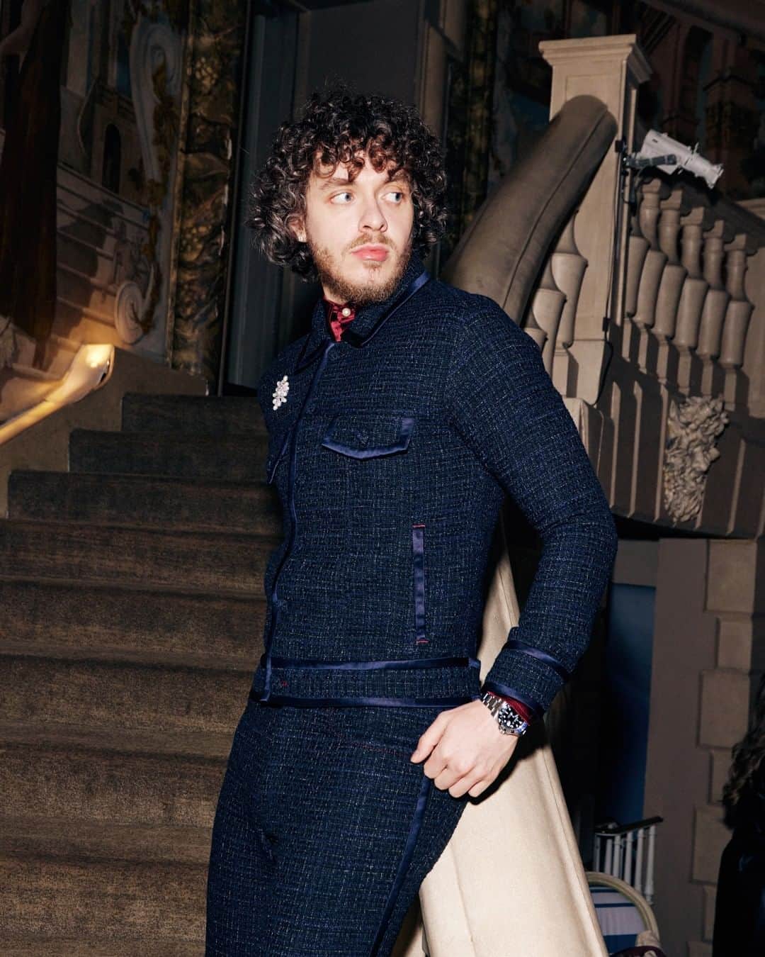 Tommy Hilfigerのインスタグラム：「#JackHarlow arrives at this year’s Met Gala wearing a custom trucker jacket and jeans fit – a look that merges Karl’s signature detailing with Tommy’s iconic red, white, and blue. #MetGala  Photo production @F2MAX Creative director @maximsap Photos by @stepanfilenko」