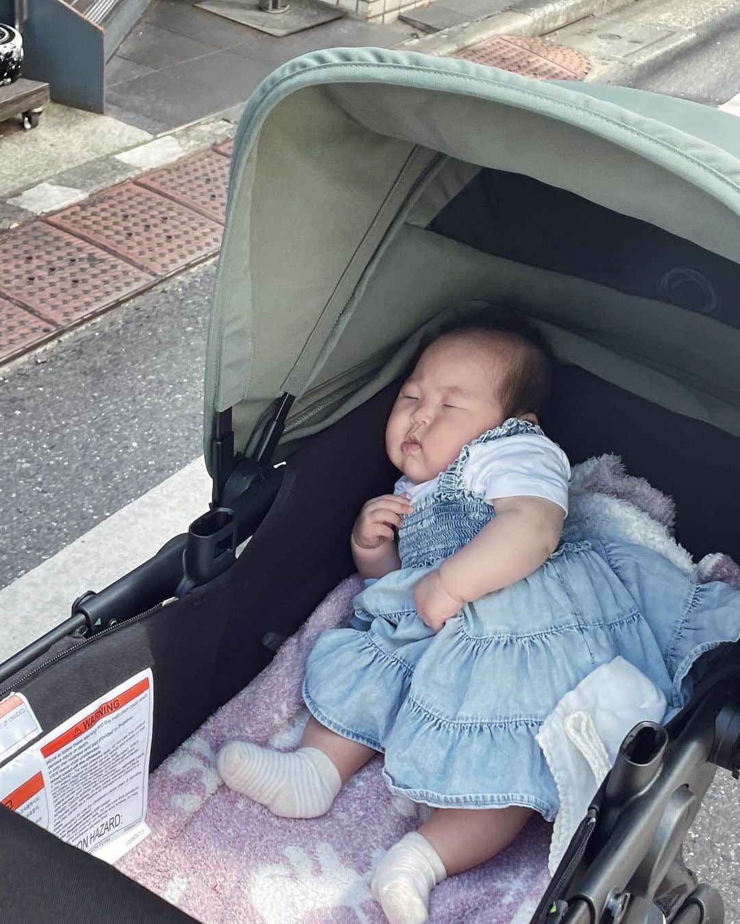 上野智子さんのインスタグラム写真 - (上野智子Instagram)「ベビ記録✍️  結局 #gapbaby だらけ☺️😂  newbornbabyもおしゃれできてたのしい♡   たけPがお着替え担当してた週末☝️カーディガンは何枚あってもいいってくらい活躍しますね:) おおきめ2ヶ月半ベビですが、カーディガンは0-3mでそれ以外は3-6mです。  この日はベビーカーでおでかけして、ナイキに寄ってfirst shoesをget✔︎ ( @ken.kubodera ありがとう！) ちなみにわたしのお気に入り写真は最後の🤣♡どうしてその体制&お顔になっちゃうの〜  #2ヶ月ベビー #女の子ベビー #女の子ママ #newbornbaby #ベビー服 #babyfashionista #赤ちゃんのいる暮らし #nikebaby #ファーストシューズ #ベビースペース #パパと娘 #bugaboofox #ベビーカー」5月2日 20時44分 - tomokoueno