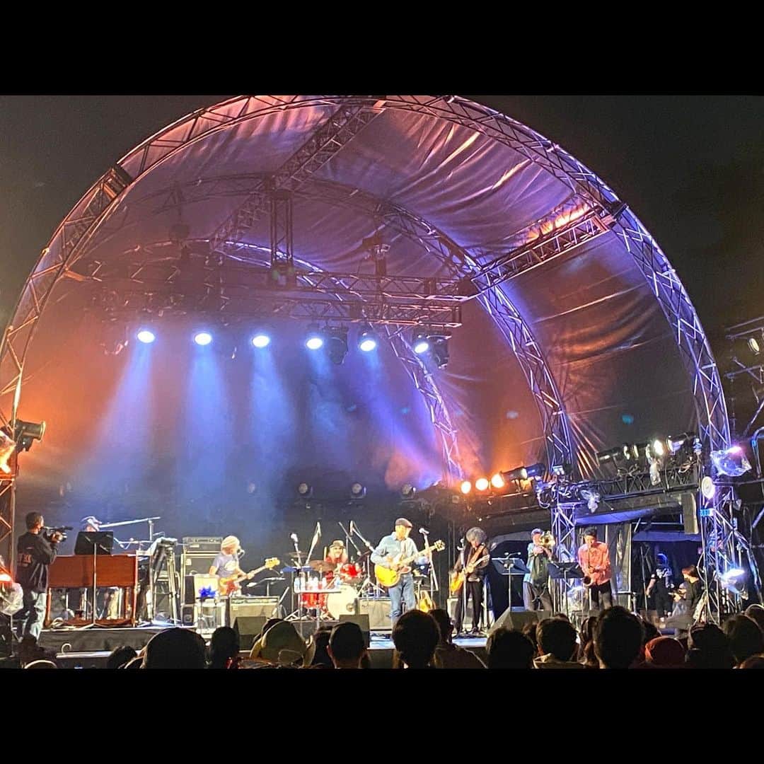 MONKYのインスタグラム：「日曜日のHyde Park Festival、僕は小坂忠トリビュートバンドで出演♬  Dr.kyOnさん率いるドリームバンドでの演奏、ほんとに最幸でした。リハーサルからずっと楽しかった。  うじきツヨシさんから始まって、佐野史郎さん、佐藤奈々子さん、chakaさん、ダイヤモンド⭐︎ユカイさん、鈴木慶一さんへと繋ぐビューティフル過ぎる流れもヤバかった。🚀🚀  そしてみんなでセッションしての大団円！  忠さんの人柄なくしてこのトリビュートバンドもなかっただろうし、忠さんのやってきた音楽の素晴らしさを再認識！！  忠さん、ハイドパークの皆様、ありがとうございました〜！」