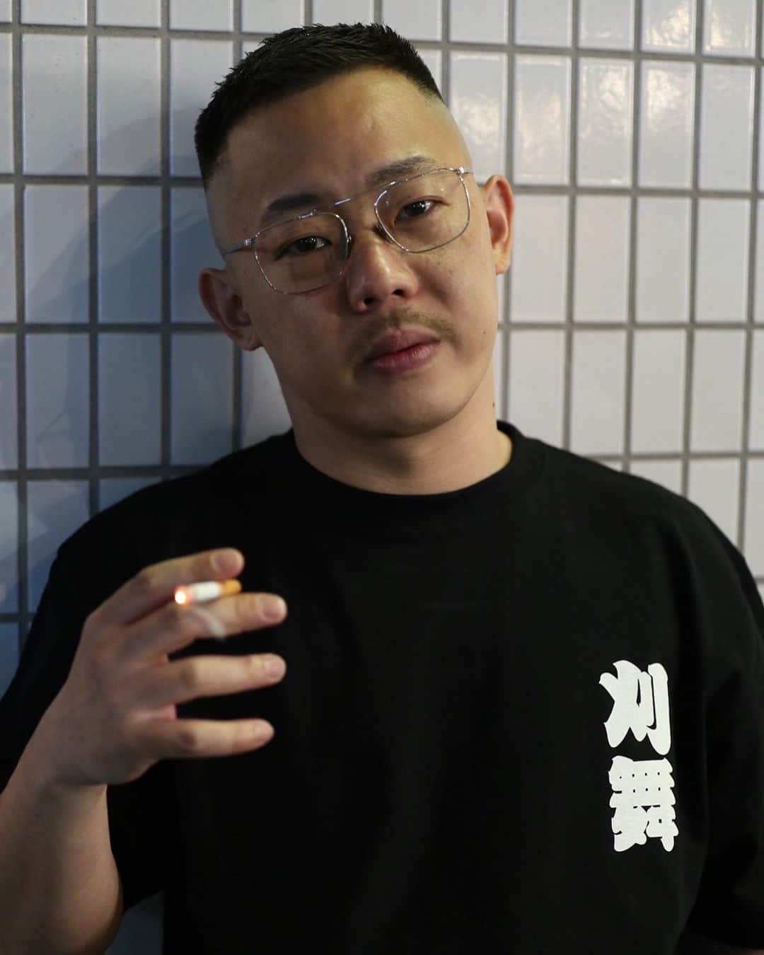 酒井尚のインスタグラム：「刈り込む夜でごさいます。  最近お引っ越ししまして、お風呂と洗濯機がある生活に感動をしております。  文無しなのでまわる洗濯機をずっと眺めるだけの私のゴールデンウィーク。  でもこれが至福のひとときなのです。  #フェードカット #スキンフェード #クロップスタイル」