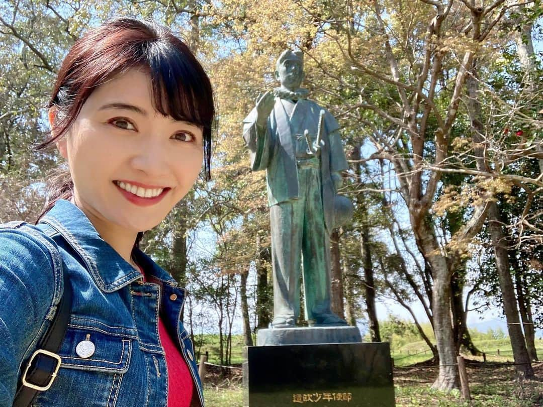 久保井朝美さんのインスタグラム写真 - (久保井朝美Instagram)「＼日本最強の城・都於郡城／ NHK「日本最強の城スペシャル」 ご覧いただいたみなさま ありがとうございます📺  最強の城に選ばれた 宮崎県の都於郡城🏆  初めて聞いた方も多いのでは？  都於郡=とのこおり と読みます。  土地の特性を生かしていて 本州では見られない 九州南部ならではのお城❤️  歩きやすく登山用の装備は不要！ 街歩きのスニーカーでOK👟 家族旅行にもおすすめです🏯  【親子de城めぐりポイント】 📸お堀の中からショット 📸お堀の上からショット 💡深いお堀はなぜできた？  宮崎県西都市にある山城で 南北朝時代の1300年代に 伊東氏が築城した中世のお城🏯  標高は100メートルほど。  本丸、二ノ丸、三ノ丸 奥ノ城、西ノ城 5つの曲輪があります。  それぞれの曲輪を隔てる 深ーーーい空堀が特徴の 土のお城です✨  空堀（からぼり）は 水がないお堀です。  写真3、4枚目はお堀の中📸 両側には急な壁！  家やビルなど 現代的なものは 何も見えません😳  鳥のさえずりが聞こえ 足元には野花が咲き 自然を堪能できます🌳  現代目線では最高ですが 当時の攻める側になると めちゃくちゃ怖いです😨  いつ上から攻撃されるか ドキドキドキドキ💦  写真で見る以上に急で お堀を登るのは無理そうです。  一方、写真5枚目は 城主の気持ちになって 「気持ち良ーーーーい」  現在、曲輪の上は 広場のようになっています。  ピクニックしたい空間です😋 私はここでお茶を飲み お菓子を食べて一息つきました🍫  写真7枚目はお堀の上📸 本丸からの眺めです。  写真8枚目は お堀の上シリーズその2✌️  三ノ丸から 下を見下ろしました。  攻めてくる敵が丸見えです😎 急峻さを実感します！  ＜親子de考えよう！お城クイズ💡＞ 「深いお堀はなぜできた？」  正解は 「シラス台地を活用している」  九州南部に分布するシラス台地は 火山が噴火したときの 噴出物が積もってできています🌋  特徴の1つは 切岸を築きやすいこと。  切岸（きりぎし）とは 斜面の土を垂直に近い角度で削って 断崖絶壁とした防御施設です。  切岸によって 深いお堀ができるので 石垣の必要がありません🪨  土地の特徴をうまく生かしたお城が 現代まで残っていることに感謝😍  ちなみにトイレは複数あって綺麗！ 安心して長居できます🚽 これはポイント高い👍  写真10枚目の像は 伊東マンショ（満所）です。  戦国時代に都於郡城で生まれ、 13歳のときに 天正遣欧少年使節団としてローマへ⚓️ ローマ法王に謁見しました。  ヨーロッパの文化や 印刷機、楽器などを日本に持ち帰り 司祭として活動した人物です。  ⁡#久保井朝美の異次元の城めぐり #推し城 #お城 #城 #お城めぐり #家族旅行 #女子旅計画  #都於郡城 #浮船城 #山城 #宮崎県西都市 #japanesecastle  #久保井朝美 #お城好きな人と繋がりたい #日本史⁡」5月2日 20時49分 - asami_k920