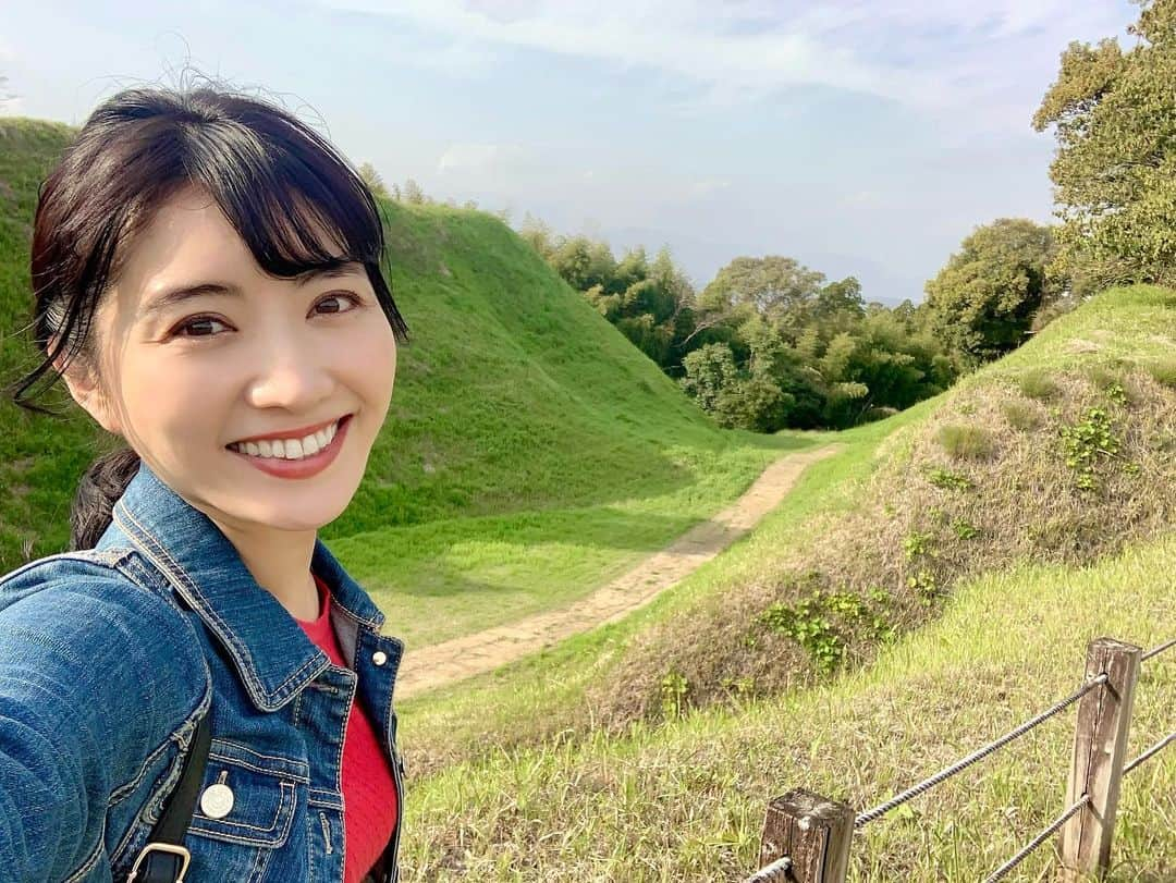 久保井朝美さんのインスタグラム写真 - (久保井朝美Instagram)「＼日本最強の城・都於郡城／ NHK「日本最強の城スペシャル」 ご覧いただいたみなさま ありがとうございます📺  最強の城に選ばれた 宮崎県の都於郡城🏆  初めて聞いた方も多いのでは？  都於郡=とのこおり と読みます。  土地の特性を生かしていて 本州では見られない 九州南部ならではのお城❤️  歩きやすく登山用の装備は不要！ 街歩きのスニーカーでOK👟 家族旅行にもおすすめです🏯  【親子de城めぐりポイント】 📸お堀の中からショット 📸お堀の上からショット 💡深いお堀はなぜできた？  宮崎県西都市にある山城で 南北朝時代の1300年代に 伊東氏が築城した中世のお城🏯  標高は100メートルほど。  本丸、二ノ丸、三ノ丸 奥ノ城、西ノ城 5つの曲輪があります。  それぞれの曲輪を隔てる 深ーーーい空堀が特徴の 土のお城です✨  空堀（からぼり）は 水がないお堀です。  写真3、4枚目はお堀の中📸 両側には急な壁！  家やビルなど 現代的なものは 何も見えません😳  鳥のさえずりが聞こえ 足元には野花が咲き 自然を堪能できます🌳  現代目線では最高ですが 当時の攻める側になると めちゃくちゃ怖いです😨  いつ上から攻撃されるか ドキドキドキドキ💦  写真で見る以上に急で お堀を登るのは無理そうです。  一方、写真5枚目は 城主の気持ちになって 「気持ち良ーーーーい」  現在、曲輪の上は 広場のようになっています。  ピクニックしたい空間です😋 私はここでお茶を飲み お菓子を食べて一息つきました🍫  写真7枚目はお堀の上📸 本丸からの眺めです。  写真8枚目は お堀の上シリーズその2✌️  三ノ丸から 下を見下ろしました。  攻めてくる敵が丸見えです😎 急峻さを実感します！  ＜親子de考えよう！お城クイズ💡＞ 「深いお堀はなぜできた？」  正解は 「シラス台地を活用している」  九州南部に分布するシラス台地は 火山が噴火したときの 噴出物が積もってできています🌋  特徴の1つは 切岸を築きやすいこと。  切岸（きりぎし）とは 斜面の土を垂直に近い角度で削って 断崖絶壁とした防御施設です。  切岸によって 深いお堀ができるので 石垣の必要がありません🪨  土地の特徴をうまく生かしたお城が 現代まで残っていることに感謝😍  ちなみにトイレは複数あって綺麗！ 安心して長居できます🚽 これはポイント高い👍  写真10枚目の像は 伊東マンショ（満所）です。  戦国時代に都於郡城で生まれ、 13歳のときに 天正遣欧少年使節団としてローマへ⚓️ ローマ法王に謁見しました。  ヨーロッパの文化や 印刷機、楽器などを日本に持ち帰り 司祭として活動した人物です。  ⁡#久保井朝美の異次元の城めぐり #推し城 #お城 #城 #お城めぐり #家族旅行 #女子旅計画  #都於郡城 #浮船城 #山城 #宮崎県西都市 #japanesecastle  #久保井朝美 #お城好きな人と繋がりたい #日本史⁡」5月2日 20時49分 - asami_k920