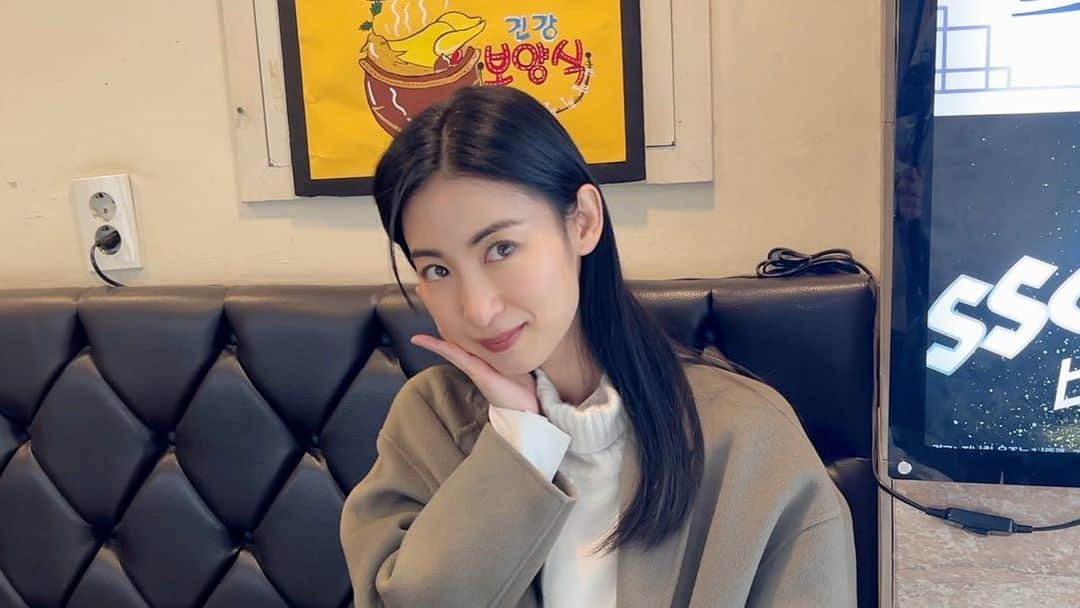 のインスタグラム：「我們夫妻的吵吵鬧鬧第一次韓國旅行〜 聽說韓國是美容大國 於是我們為了變成歐巴與歐妮，在很陌生的首爾裡探索了4種變美的秘訣☺️嘻嘻 覺得有用嗎😆哈 歡迎來看看我的YT頻道✌🏻  YT更新💁🏻‍♀️ 夫婦2人とも初韓国旅🇰🇷 美容大国ということでオッパとオンニになるべく慣れないソウルを探索したら4つの綺麗になる秘訣見つけました🌸  #韓國 #韓国 #ソウル旅行 #首爾自由行 #韓国旅行 #韓國旅遊 #夫婦旅行 #夫妻旅行」
