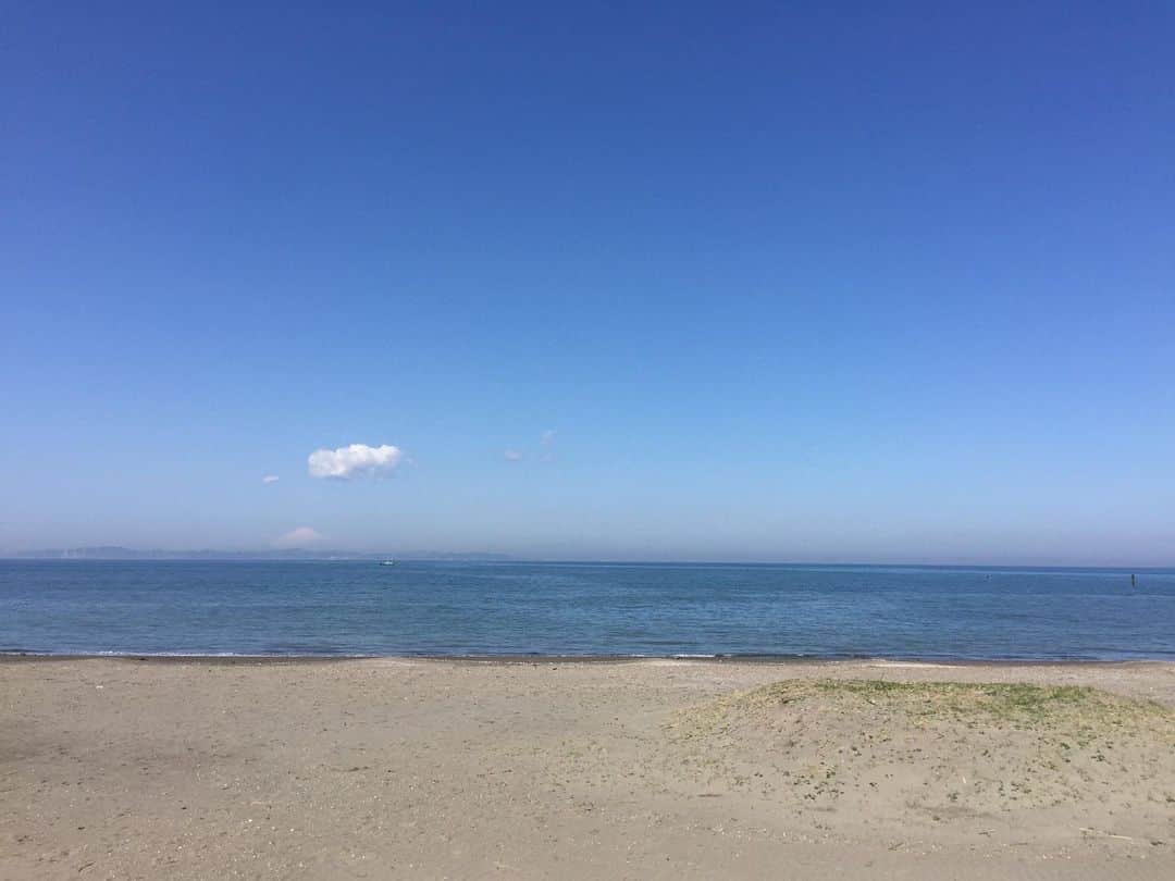 甲斐麻美さんのインスタグラム写真 - (甲斐麻美Instagram)「🌊🌊🌊  海の青には 敵わない  最近は海でゆっくりなんて なかなか出来ないけど  写真見てるだけで ふ〜っと 深呼吸できるから  海って すごいなぁと思う  今年も砂浴したいなぁー！  #20230502 #kaicoの好日」5月2日 20時59分 - kaico_asami
