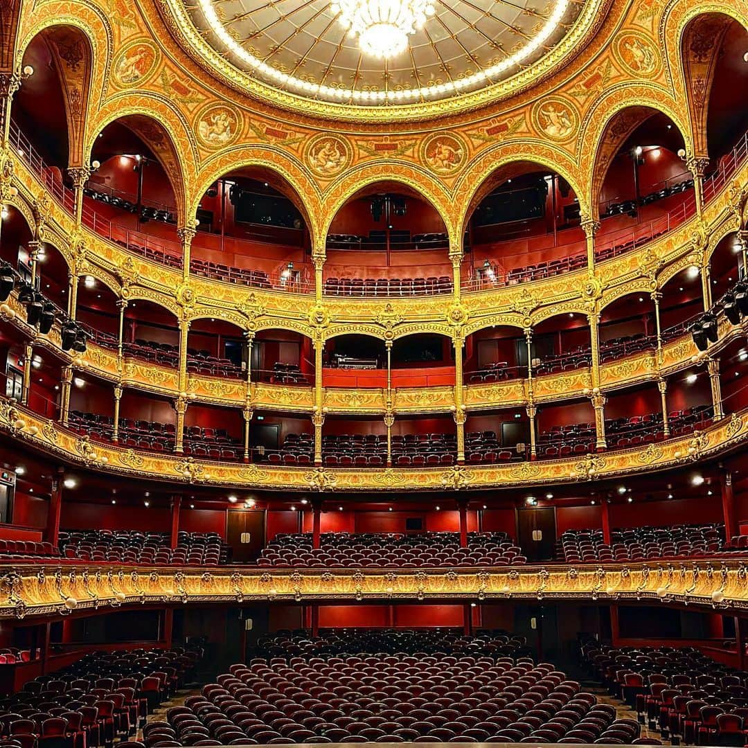 渋谷慶一郎のインスタグラム：「Android “Alter4” will arrive here soon!  See you at my Android Opera “MIRROR “ at here @theatrechatelet  21-23 June. World premiere ! An android singing opera in this theater is a historical miracle. Ticket in Bio.  このステージでアンドロイドオペラが出来るのは歴史的な奇跡。日本からも行きます！の連絡がたくさん来てて嬉しい！チケットはプロフィールから🎫」