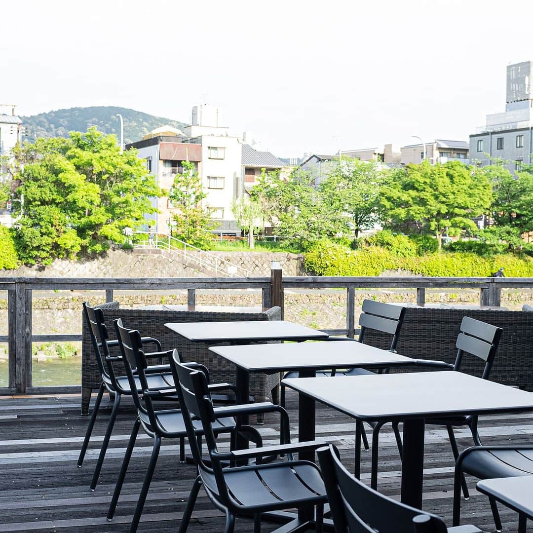 TYSONS&COMPANYさんのインスタグラム写真 - (TYSONS&COMPANYInstagram)「. 【Kacto】 京都の夏の風物詩、納涼床のお席がスタート。 当日席の他、ご利用日の前日午前8時から予約も承っています。 屋外の開放的な雰囲気の中でモダンアメリカン料理とクラフトビールやカクテルをお楽しみ下さい。  ■ 期間 5/1(Mon) – 9/30(Sat) 8:00 – 23:00 Brunch L.O. 15:00 / Dinner L.O. 22:00  ■ ご利用時間 ブランチタイム：1時間30分 ディナータイム：2時間  ■ ミニマムチャージ ブランチタイム　3,500円　(小中学生：2,000円) ディナータイム　7,000円　(小中学生：3,500円) ＊お席料はいただいておりません ＊上記は1名様の料金になります ＊ご飲食代金がミニマムチャージに満たない場合は、その差額を申し受けます。  ■ ご予約 ご予約日の前日午前8:00よりWEBにて承ります。 ＊ お電話では承っておりません  #納涼床 #京都レストラン #京都ランチ #京都ディナー #鴨川沿い #四条河原町 #kyotorestaurant #kyotolunch」5月2日 21時00分 - tysonsandcompany