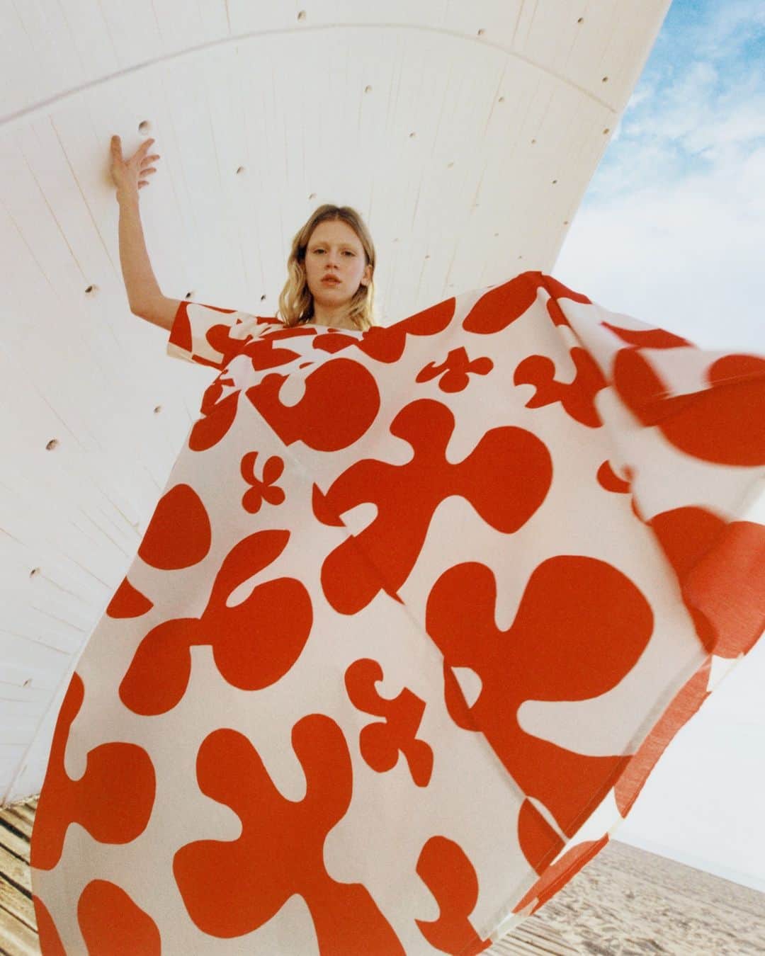 マリメッコのインスタグラム：「Set sail for a bright summer in Fenja. Like most Marimekko dresses, Fenja is an easy-going, do-it-all, eye-catching kinda gown. And we’ve got plenty more like it. Slip into their relaxed fits and let the positive message of the dress empower you.   Shop the new dress capsule at marimekko.com. Link in bio.   #marimekko #SS23 #BrightVisions」