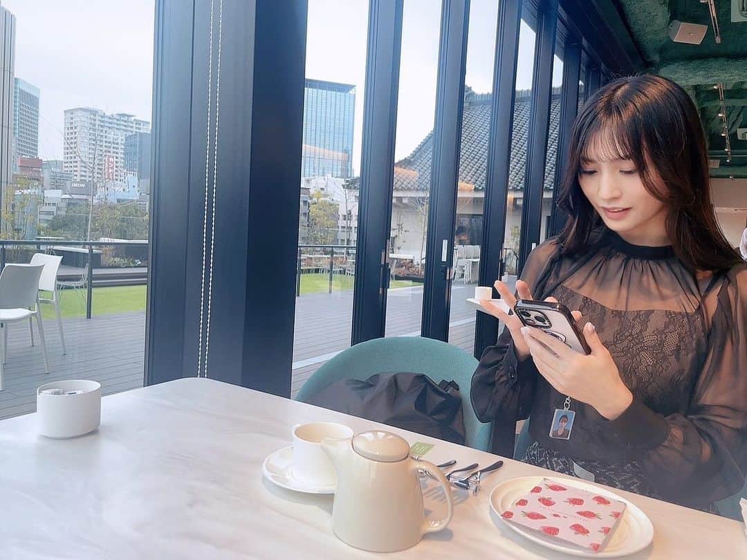 根岸愛のインスタグラム：「🍓🫖🍓 . めったにしない アフタヌーンティーで お友達と映え活したのに👭 載せずに眠ってた写真🥺🍓 美味しかった🍓🫖 #afternoontea #sweets #strawberry #tea #アフタヌーンティー #スイーツ #スウィーツ #九段会館テラス」
