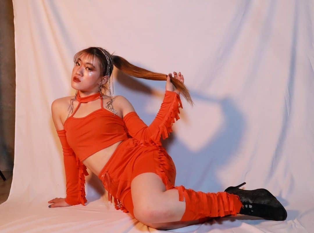 Hinanoさんのインスタグラム写真 - (HinanoInstagram)「New🧡🍊🎃🦁🌞🔥☄️🏜️🌋 LONG HAIR GIRL🐎 photo by @imrinohonda @rnhndphoto 📸 #orange #lavion #photo #photography #vogue #dance #dancer #pose #longhair #ponytail」5月2日 20時52分 - no7_k