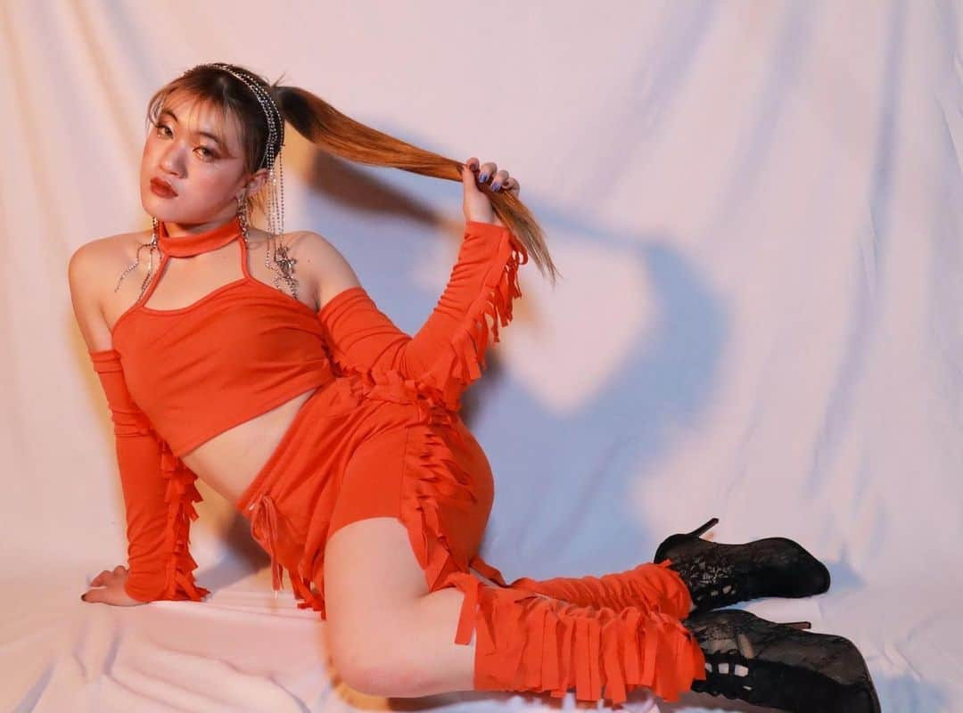 Hinanoさんのインスタグラム写真 - (HinanoInstagram)「New🧡🍊🎃🦁🌞🔥☄️🏜️🌋 LONG HAIR GIRL🐎 photo by @imrinohonda @rnhndphoto 📸 #orange #lavion #photo #photography #vogue #dance #dancer #pose #longhair #ponytail」5月2日 20時52分 - no7_k