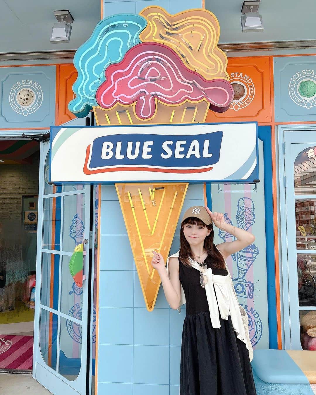 のインスタグラム：「🍦🐠  店内かわだった！！  #宮古島 #🍦 #ブルーシール #沖縄 #観光 #旅行 #低身長コーデ #キャップコーデ #夏コーデ #japantravel #japanesegirl #followｍe #いいね歓迎」
