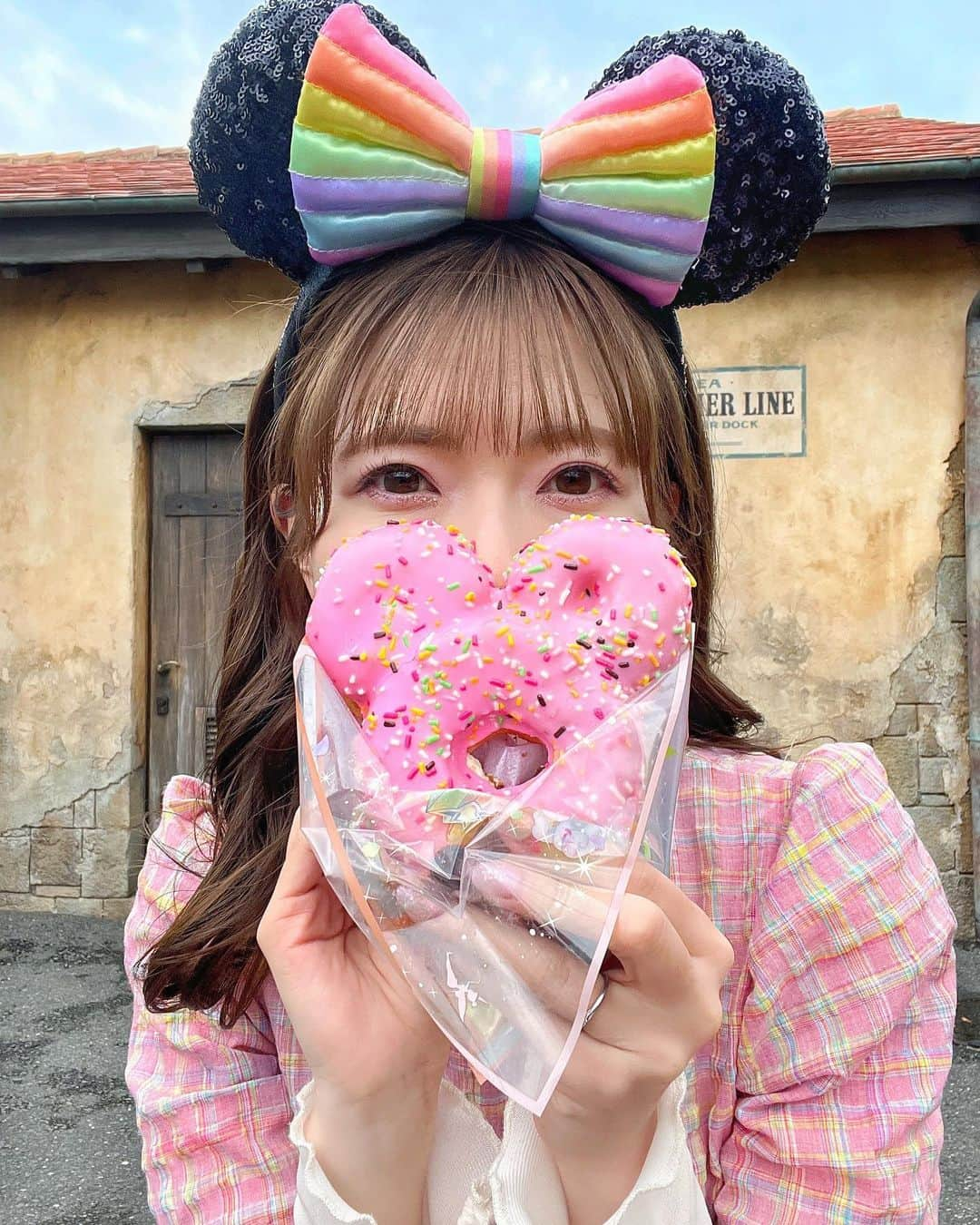 あいにゃんさんのインスタグラム写真 - (あいにゃんInstagram)「ディズニーシーで40周年のスペシャルメニューを 全制覇してきました〜🍴🤤🌈💗💕  ランドのメニューとは違って、 シーらしくグルメでも冒険とイマジネーション感も感じられて、 めちゃくちゃ最高でした🫶🏻✨✨✨  今日、YouTubeに食レポ動画をアップしたので『AINYANTUBE』で検索して見てもらえたら めちゃくちゃ嬉しいです🔍✨💗💕  ちなみにみなさんはもう40周年メニュー食べたかな？ 何が一番好きだったか コメント欄でぜひ、教えてね🤤💗💕💗💕  #東京ディズニーシー#ディズニーシー#ディズニー#ディズニーグルメ#ディズニーフード#ディズニー40周年#40周年#ディズニーコーデ#東京ディズニーリゾート#ミッキーシェイプ #ディズニーカチューシャ#ミニー#tokyodisneyresort#tokyodisneysea」5月2日 20時55分 - ainyan_0302