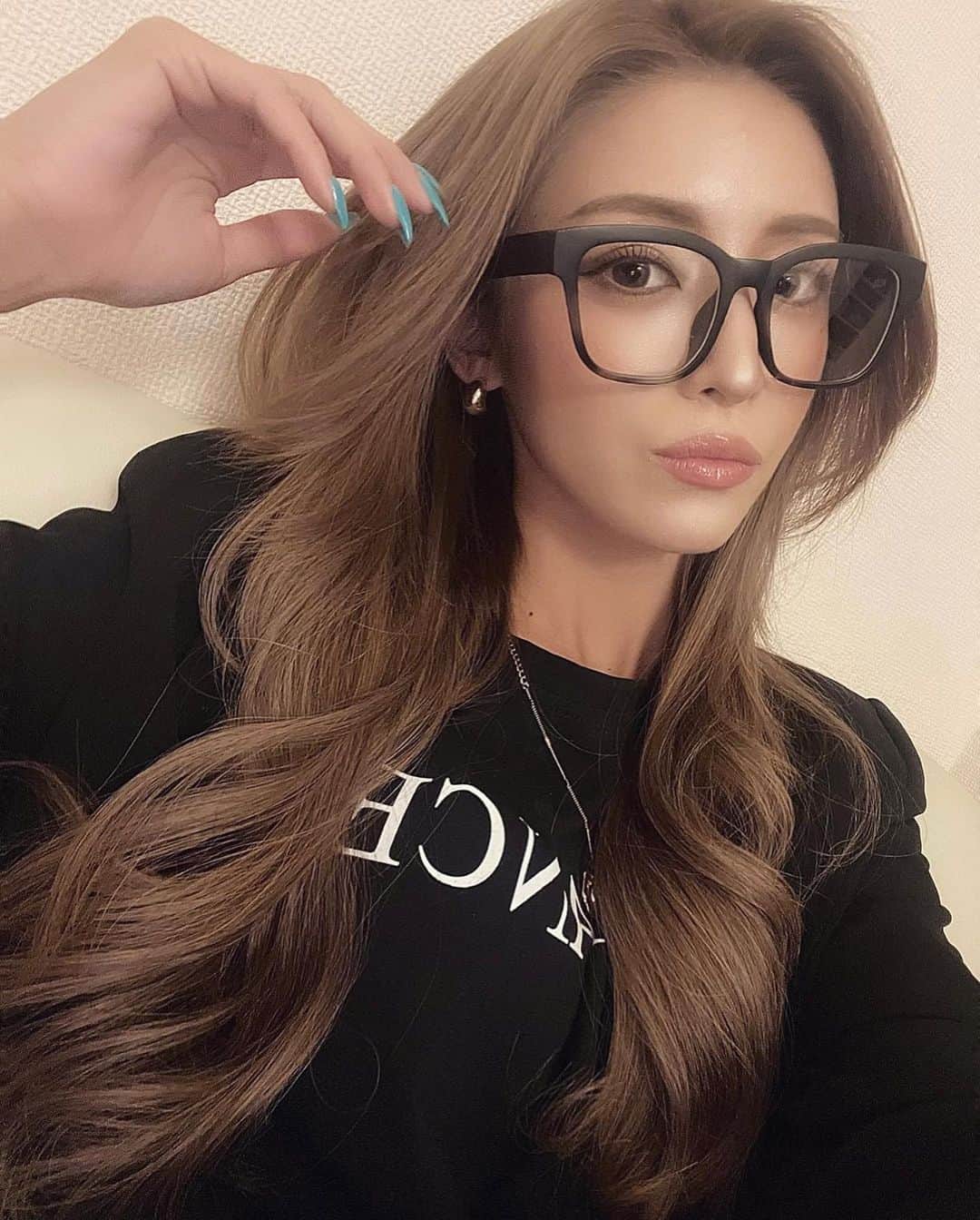 MIWAのインスタグラム：「前にアイコン変えた🤎🗯️ ㅤㅤㅤㅤㅤㅤㅤㅤㅤㅤㅤㅤㅤ ㅤㅤㅤㅤㅤㅤㅤㅤㅤㅤㅤㅤㅤ エクが馴染みすぎてハピ😇♡ @tatsunori.7 最強です。 今後ともよろしくちゃん🪇 ㅤㅤㅤㅤㅤㅤㅤㅤㅤㅤㅤㅤㅤ そしてこのアイウェアも @flex_japan のなんだけど 縁がマットなの。ｶﾜｲｽｷﾞᯅ̈🩷ㅤㅤㅤㅤㅤㅤㅤㅤㅤㅤㅤㅤ ㅤㅤㅤㅤㅤㅤㅤㅤㅤㅤㅤㅤㅤ 明日からお休み~🦖🍒 ㅤㅤㅤㅤㅤㅤㅤㅤㅤㅤㅤㅤㅤ #エクステ#ロングヘアー #アイウェア#自撮り#✌🏽」