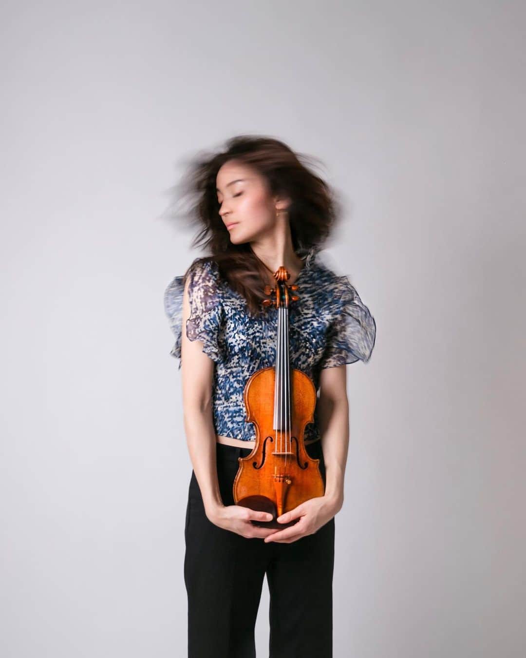 澄那シュトゥーダーのインスタグラム：「Especially for this Mental Health Awareness month, let's do an AUDIT of your Social Media usage 😌💡  Here are some social media accounts I can recommend to follow if you are an occasionally anxious or competitive musician: @bulletproofmusician @classicalwellness @intermissionsessions  Not specifically for musicians, but also interesting and positive to your mental health: @myintegrativetherapist  Remember: 16-24 year olds spend an average of 3 hours a day on social media.   ...So it's time to do some 🌱 spring cleaning 🌱 and *unfollow* accounts that don't bring you any joy or value anymore, or at least *mute* some accounts that make you compare yourself in any shape or form, and stress you out. Fellow musicians - I'm looking at you... Don't by consumed by your social media usage!  @evaravel.photography 📸 #classicalmusic #mentalhealthawareness #mentalhealthawarenessmonth #mentalhealth」