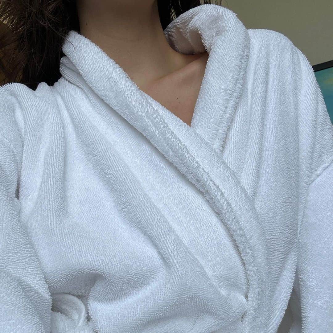 エフゲニア・メドベージェワのインスタグラム：「Random pics. Не постоянно же вам на моё лицо смотреть, в самом деле🍃」