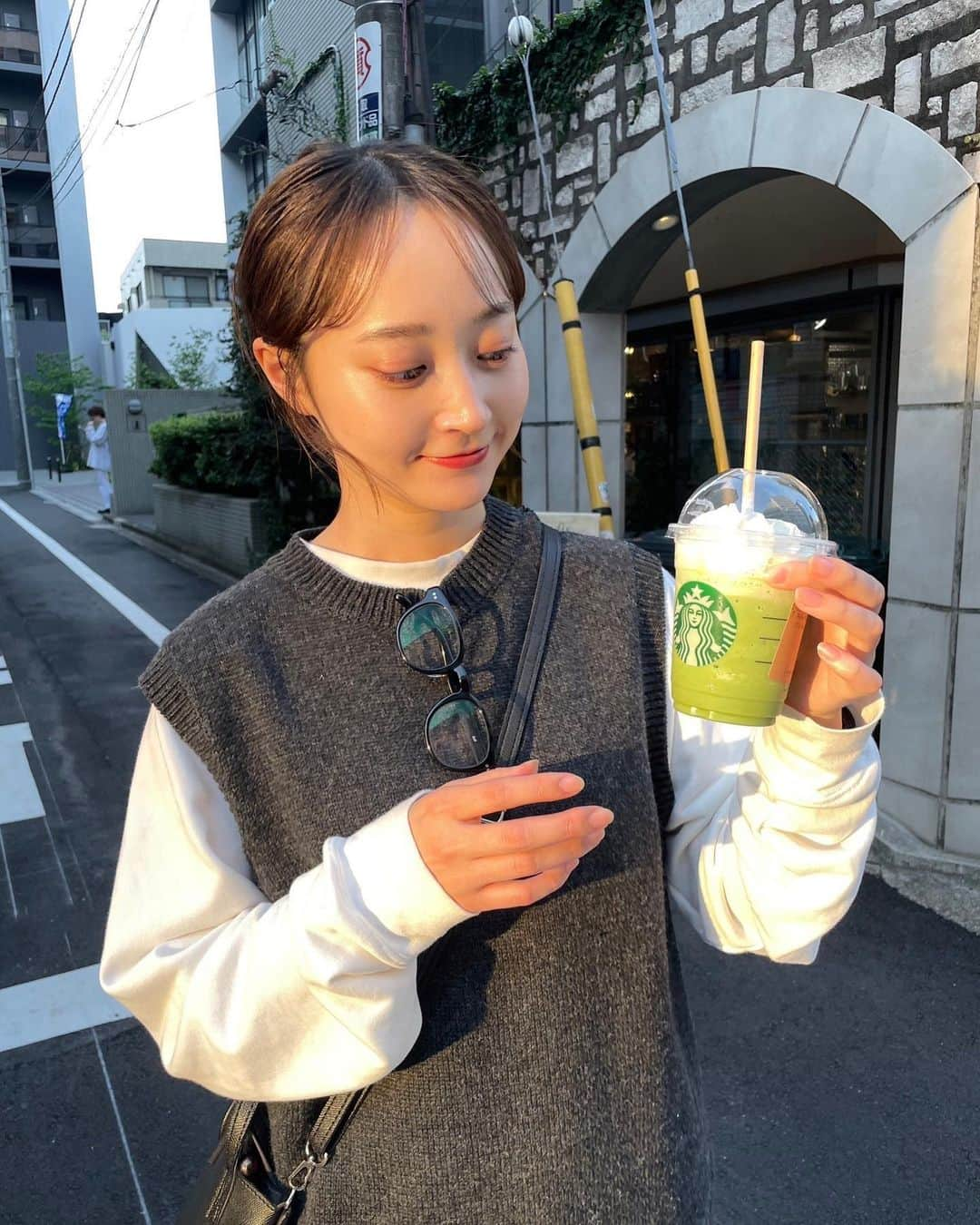 磯俣愛さんのインスタグラム写真 - (磯俣愛Instagram)「昨日載せた写真ではありますが！ みんなメロンは果物と思っていないかい？ 果物ですが！🍈  ちなみにスタバに行ってみんなが飲むものはなんなんだろう。。。 おすすめあるかしら。。。！  小さい頃 スイカとかメロンとか苦手で 今は普通に好きなんだけど らっきょう以上にいい存在ではあります  ということで何故かくしゃみが止まらない 今日この頃(花粉症持ちではない)ですが楽しみましょうねっ  みんなGW何してるの？？？？？？  #kbf#amurdy#fudge」5月2日 21時08分 - ai_isomata