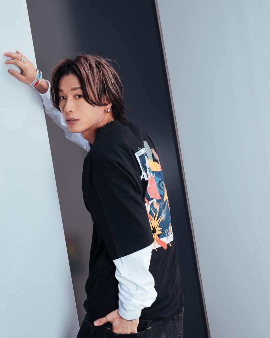 あきらかにあきらのインスタグラム：「春グッズ明日から現場で発売です！！ @the_oral_cigarettes_official」