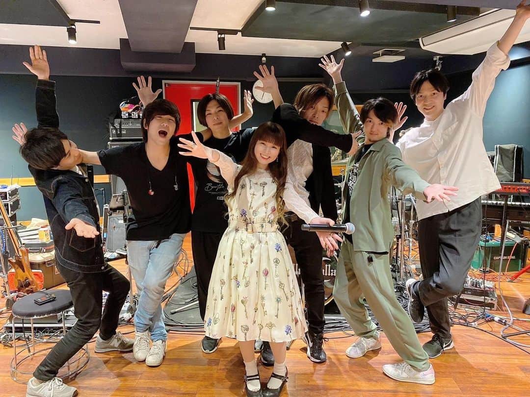 春奈るなのインスタグラム：「リハ無事終了ーー！！！ 激アツなライブになりそうな予感☺️🍰🍫✨  こうやってデビュー日当日にスタジオ入りして歌を歌わせてもらえている事が、なんだかものすごく感慨深かった😌🎤✨  ワンマンまであと4日！  池袋harevutaiでバンドメンバーたちとともにお待ちしております🥳🎉  「OSHI TO DATE presents HARUNA LUNA LIVE 2023 "Pâtisserie de LUNA"」  2023年5月6日（土） 15:00 開場 / 15:30 開演 会場：harevutai（東京・池袋）  【出演者】 春奈るな  Gt. Saku @shinsaku0201  Gt. 森 空青 @mori_sorao  Ba. okamu. @okamu._bass  Key. 桑原 康輔 @kuwa_cchi  Dr. 田辺 貴広 @tanabetakahiro_dr  Mani. タルタノリキ @noriki_taruta   #春奈るなデビュー11周年」