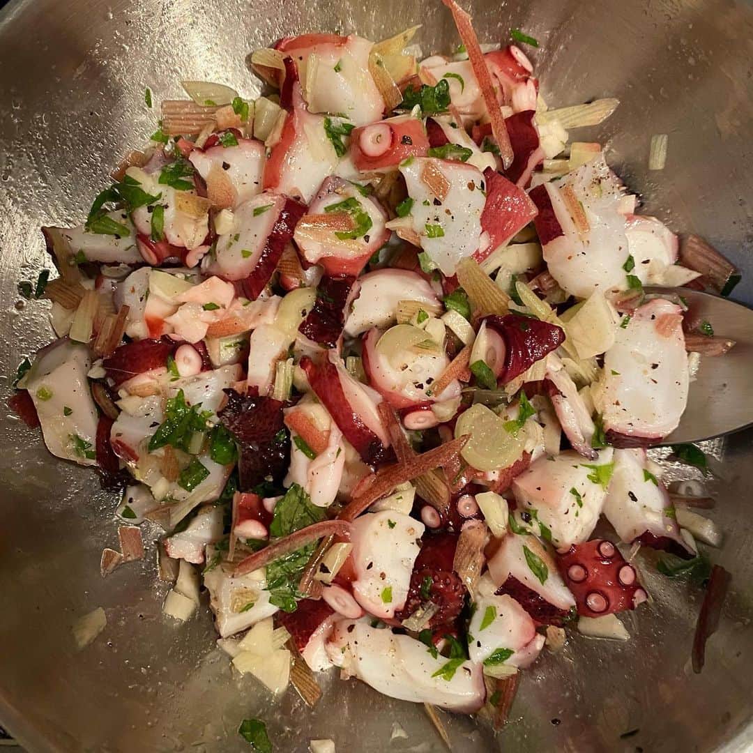 尾碕真花のインスタグラム：「. . . 最近の私と妹のブーム飯🐙🐙🐙 . ウマウマ🐎 . 去年からいきなりハマった、生牡蠣は未だにマイブームですがこっちに浮気しそう✌️」