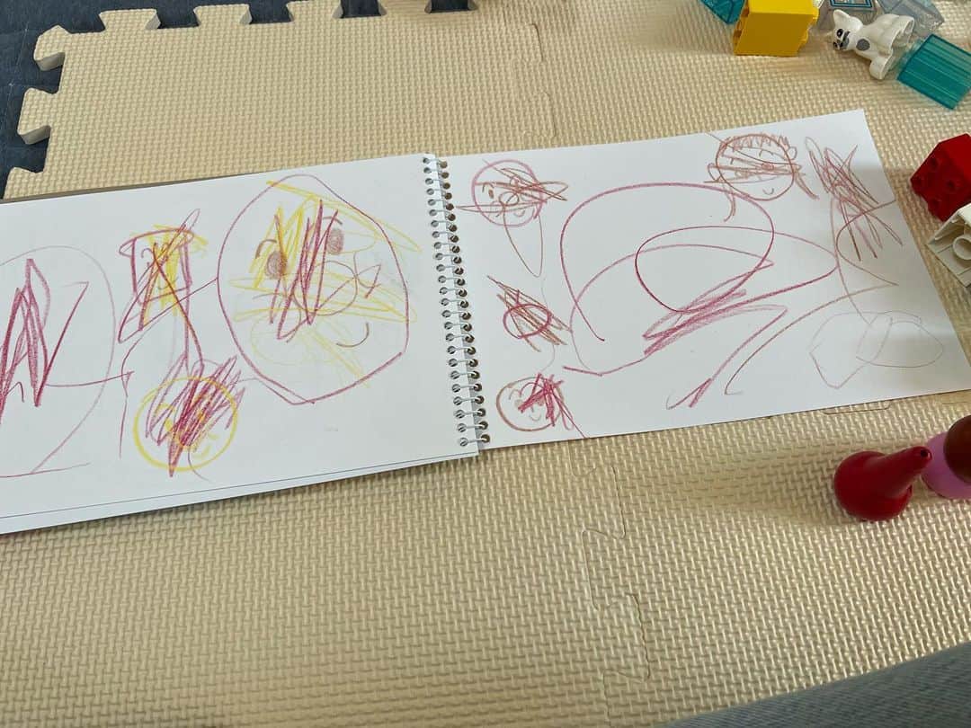 尾関梨香のインスタグラム：「２歳の甥っ子とお絵描き✏️👶」