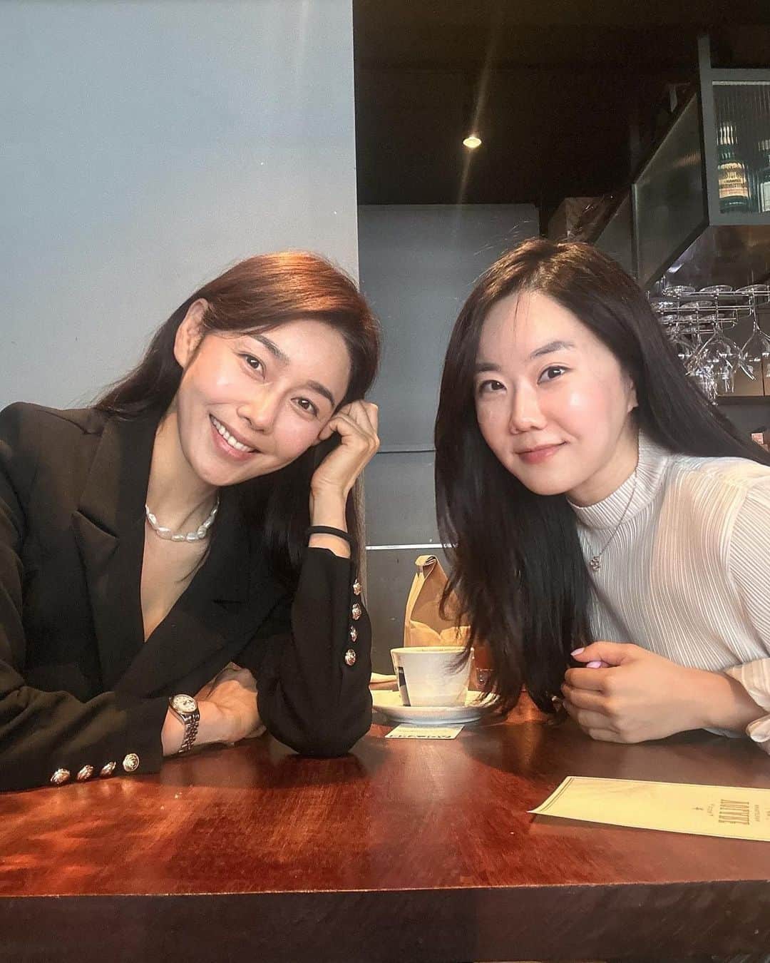 パク・タミのインスタグラム：「- 이번 연휴는 집에서 푹 쉬었는데..  삼시세끼 다 해먹어서 그런걸까요? 몸이 더 무겁고 피곤해진 이상한 현상이.. 머리가 어깨와 더 가까워지고. . . ㅠㅠ(설거지 때문이야..) 오늘 오랜만에 외출하며.. (자유라 말해봅니다ㅋㅋ)  브리아나 대표님 만나 맛난 것 먹으며 즐겁게 회의를 했어요. 중간중간 옆으로 새 육아 얘기도 하면서 ㅎㅎ  TAMY x BRIANA 로 새롭게 선보일 벨O로O들 막바지 작업 회의^^ 캐쥬블리한 이것! 6월 즈음... 만나보시게 하려고~ 으쌰으쌰!  이번에 브리아나 대표님과 작업하셨던 구두 장인분들이 놀라셨대요.  이렇게 많은 분들이 주문주시고, 또 구매하신 분들의 재구매에.  다른 컬러로, 지인 선물로, 혹은 지인에게 소개로.. 올리비아 뮬과 톰보이 뮬...  맞아요. 저엉말 많은 분들이 만나주셨어요.  언제까지 하는지에 대한 질문이 많아서 말씀드리면요~ TAMY x BRIANA 에서 선보이는 디자인은 제 인스타에서만 구매가 가능하세요. 단기 공구 개념이 아닌~ 콜라보 비지니스라고 생각하시면 되세요^^ 제대로 만들 수 있는 팀과 협업을 해야 제대로 된 신발을 만들 수 있을거란 생각에, 브리아나와 함께 걷기로 한거구요.  처음으로 소개한 뮬을 만나신 분들마다, 또는 댓글, 디엠으로.. 진짜 너무 편하다!! 이  후기가 제일 많았어요. 역시 탐언니 제품은!! 이란 칭찬이 두번째로 많았구요. (기분이 조... 좋더라구... 요.. ㅎㅎㅎ)  아이가 며칠전부터 '엄마 일킬로 칼국수가 너무 먹고 싶어요~' 그 말에 또 왕바지락을 어제 주문하고 잤다는거 아니겠어요? 소금 하나로 간을 했는데... 재료가 좋으니 아들이 엄지를 척!! 이 엄마 엄지 받고 또 승모근을 키우러 갑니다~ 설거지이~~~ 서얼거지이~~ㅎㅎ (내 새끼 잘 먹고 배부르면 행복한 나는 완주애미💓)」
