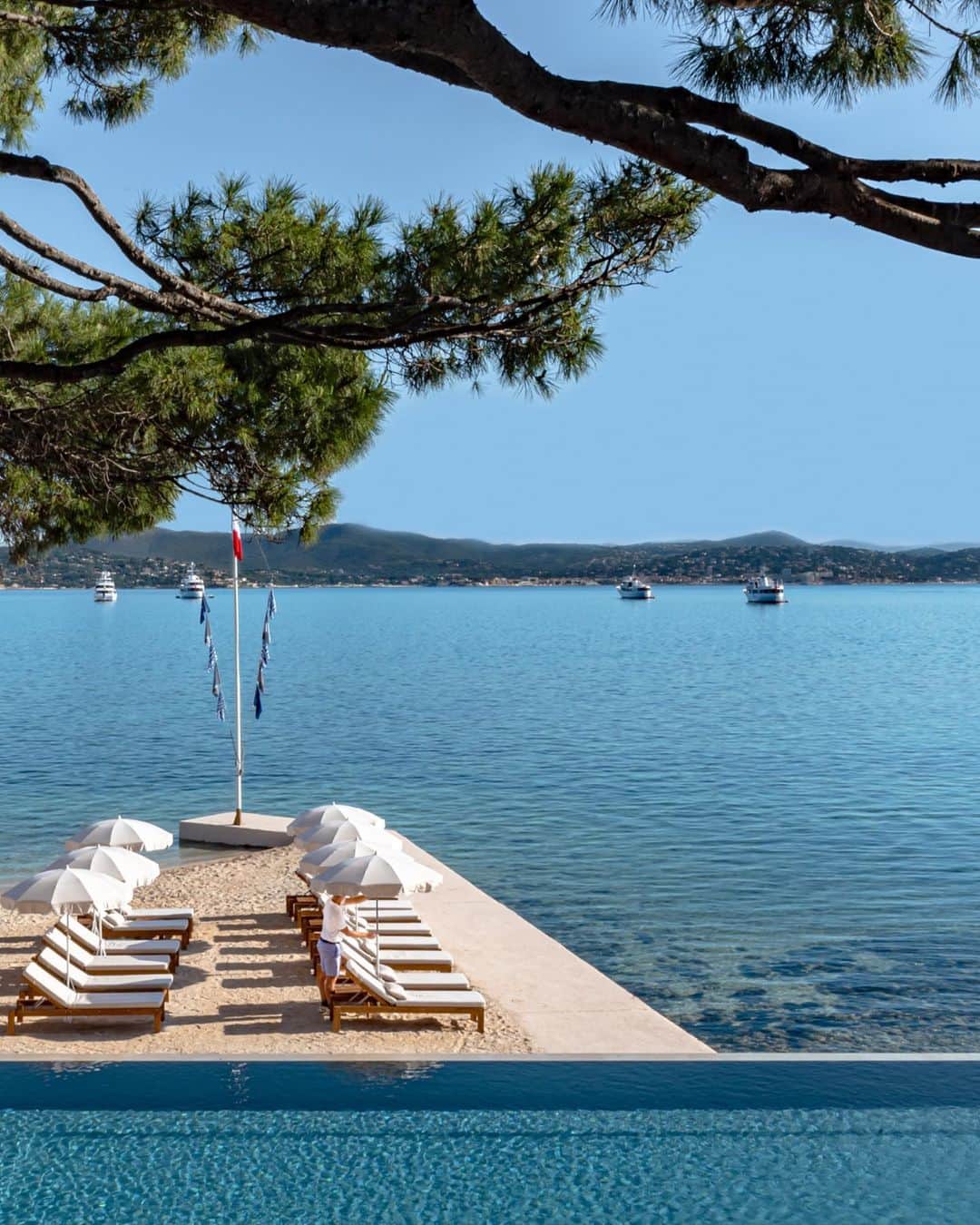 ゲランのインスタグラム：「Discover Aura Divine, exclusively imagined for the Cheval Blanc Spa by Guerlain St-Tropez.​  A soothing tribute to the blue of the Riviera, this holistic massage for face and body relaxes the mind, replenishes energy and strengthens the aura thanks the soothing powers of blue lapis lazuli and the peaceful sounds of crystal bowls. A divine ritual to restore inner peace and harmony. ​  #Guerlain #GuerlainSpa #GuerlainSkincare  @chevalblancsttropez」