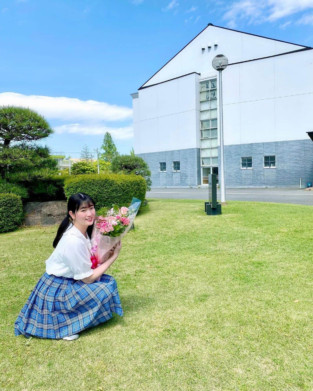 西原さつき（さつきぽん）のインスタグラム：「講演会でした！ 素敵なお花束と、美味しい給食をありがとうございました🙌✨  #さつきぽん #乙女塾 #カンコー学生服 #トランスジェンダー #transgender #成田市  #西中学校」