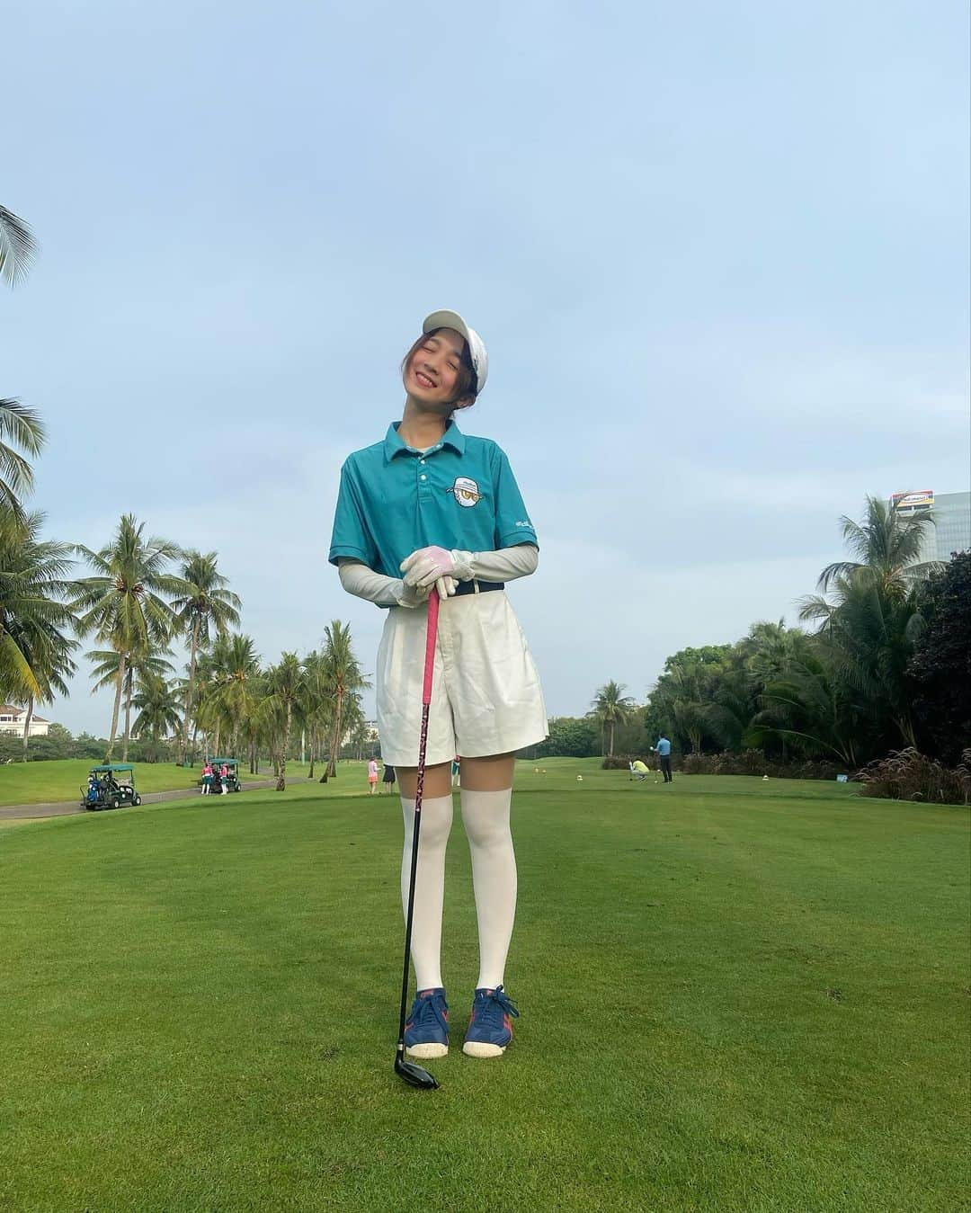 アヤナ・シャハブのインスタグラム：「*yuk jangan males baca🤣*  Once I started playing golf with my friends, I was thrilled. It was exciting to try something new and challenging. But as a woman, I quickly realized that the sport wasn't designed for me. The equipment was too heavy, the courses were too long, and the rules seemed arbitrary. It was frustrating to watch my male friends effortlessly swing their clubs while I struggled to keep up.  But I refused to let the gender gap in golf discourage me. Instead, I embraced the challenge and worked tirelessly to improve my skills. I sought out female mentors who had faced the same struggles and learned from their experiences. I discovered my own unique swing and found equipment that worked for my body.  Now, as I step up to the tee, I know that I belong on the golf course just as much as any man. I may not always hit a perfect shot, but I am proud of how far I've come. And I will continue to play this sport that I love, no matter what obstacles may come my way. Because when it comes to golf, as in life, the most important thing is to have fun and enjoy the journey.  #SweatSmileAyana #AyanaSporty #RenzUniverse #RenzTribe」