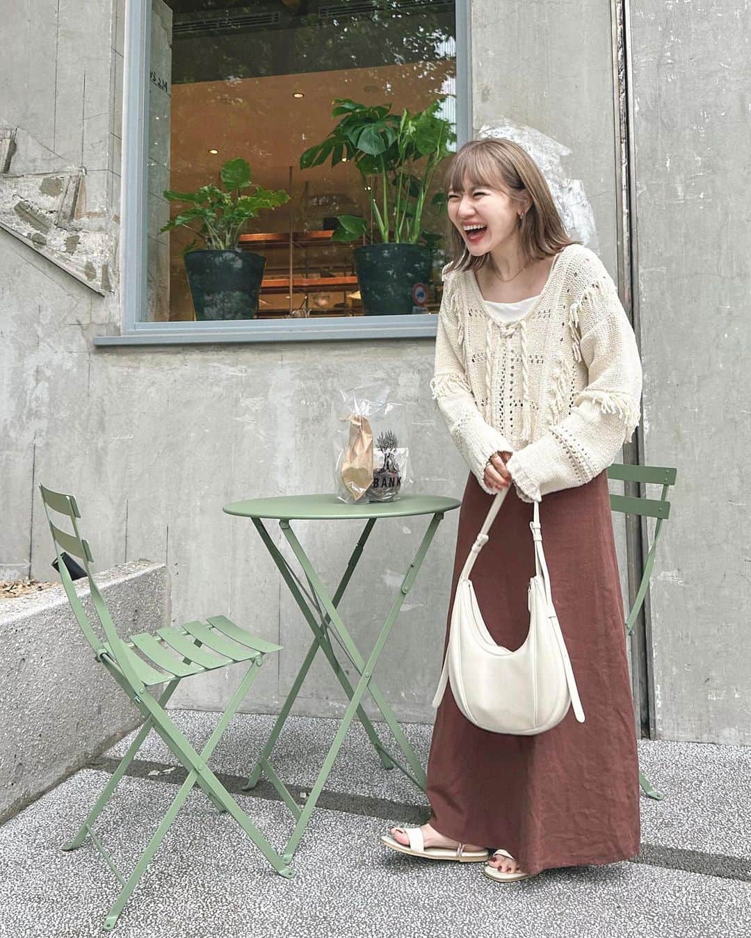 かほこ。さんのインスタグラム写真 - (かほこ。Instagram)「ㅤㅤㅤㅤㅤㅤㅤㅤㅤㅤㅤㅤㅤ ㅤㅤㅤㅤㅤㅤㅤㅤㅤㅤㅤㅤㅤ knit : #zara skirt : #journalstandardrelume bag : #folnua sandals : #nanouniverse ㅤㅤㅤㅤㅤㅤㅤㅤㅤㅤㅤㅤㅤ ZARAのセールで購入したサマーニット、今回はキャミで合わせてみました✌︎♡ ㅤㅤㅤㅤㅤㅤㅤㅤㅤㅤㅤㅤㅤ ブラウンのマーメイドスカートに、新しいブラウンのサンダルを合わせたかったのだけどお天気悪かったのでおにゅーはやめた🥲 ㅤㅤㅤㅤㅤㅤㅤㅤㅤㅤㅤㅤㅤ 髪の毛、ミルクティーベージュになった🥰 ㅤㅤㅤㅤㅤㅤㅤㅤㅤㅤㅤㅤㅤ #kaho_fashion」5月2日 21時10分 - xxokohakxx