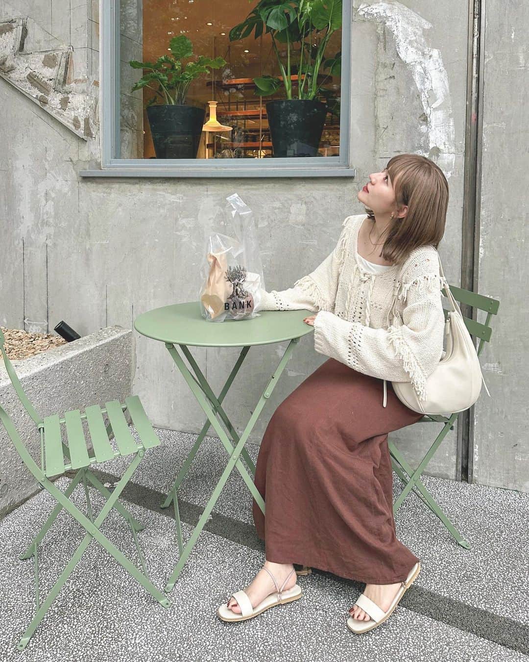 かほこ。のインスタグラム：「ㅤㅤㅤㅤㅤㅤㅤㅤㅤㅤㅤㅤㅤ ㅤㅤㅤㅤㅤㅤㅤㅤㅤㅤㅤㅤㅤ knit : #zara skirt : #journalstandardrelume bag : #folnua sandals : #nanouniverse ㅤㅤㅤㅤㅤㅤㅤㅤㅤㅤㅤㅤㅤ ZARAのセールで購入したサマーニット、今回はキャミで合わせてみました✌︎♡ ㅤㅤㅤㅤㅤㅤㅤㅤㅤㅤㅤㅤㅤ ブラウンのマーメイドスカートに、新しいブラウンのサンダルを合わせたかったのだけどお天気悪かったのでおにゅーはやめた🥲 ㅤㅤㅤㅤㅤㅤㅤㅤㅤㅤㅤㅤㅤ 髪の毛、ミルクティーベージュになった🥰 ㅤㅤㅤㅤㅤㅤㅤㅤㅤㅤㅤㅤㅤ #kaho_fashion」