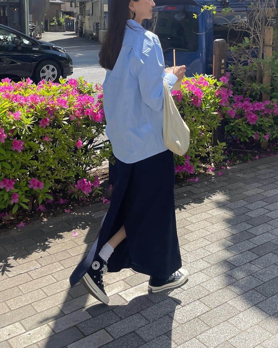 小嶋梨奈のインスタグラム：「この間届いた @mami_ishioka ×  @apartbylowrys のワンピース 可愛くて可愛くて既にもう何回も着てるんだ😂 うしろ側のラップ風になったスリットも素敵だし リラックス感あるのにきちんとして見えるところも好きなポイントだなぁー♡  #春服 #apartbylowrys  #大人カジュアル #コーディネート #ワンピース」