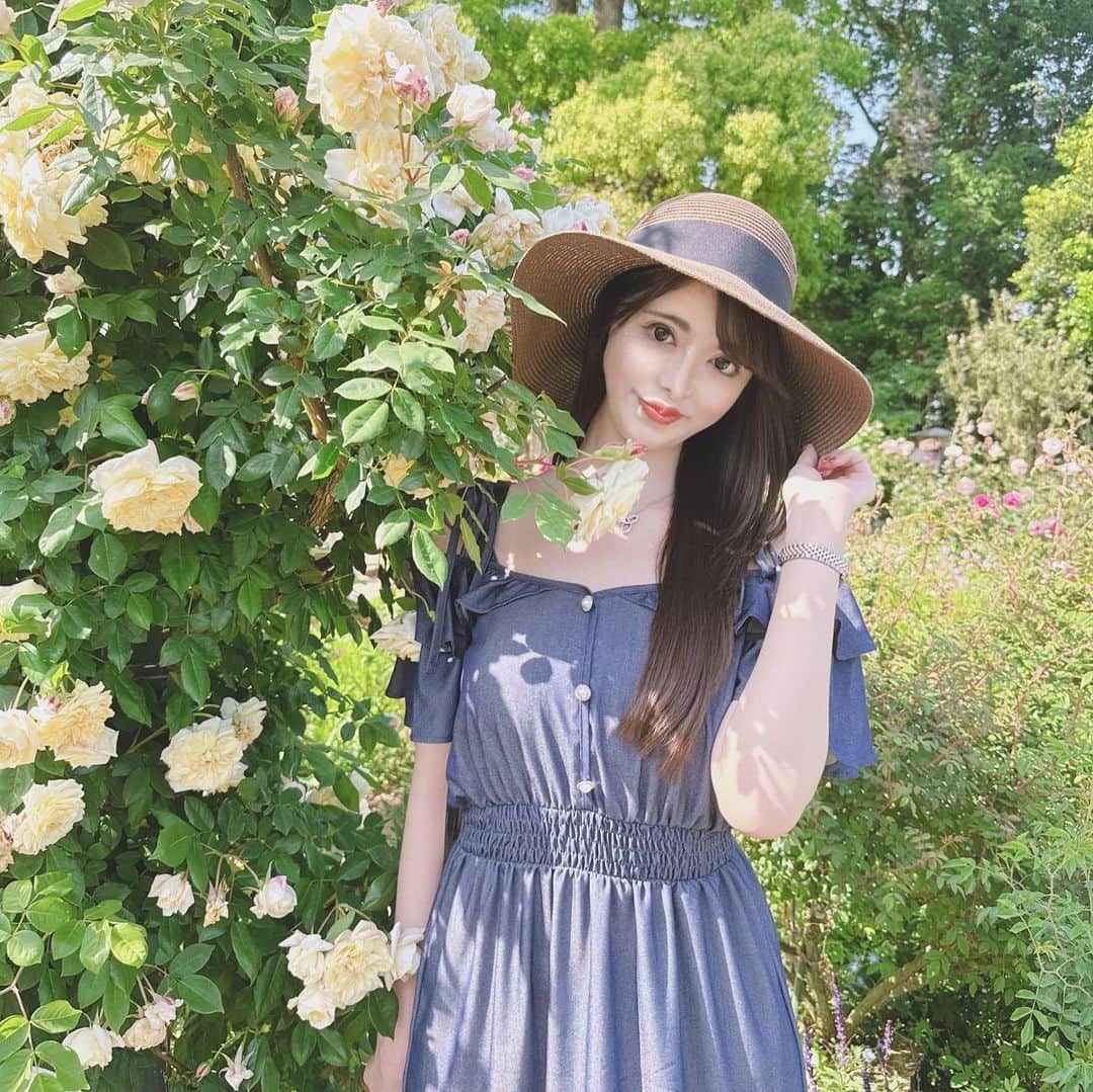 桃瀬えりなのインスタグラム：「ACAOFOREST🌳🍃ローズガーデンでバラ撮影したよ🌹お花の中でバラが1番好き♥️ ブランコ動画撮ったの〜📷お天気良くて海綺麗で気持ちよかった︎‪🫶🏻海に向かってブランコ最高♡  #acaoforest #rose #sea #rady #emiriawiz #harrywinston #rolex #gucci #follow #followme #熱海 #アカオハーブアンドローズガーデン #バラ #海 #ブランコ #動画」