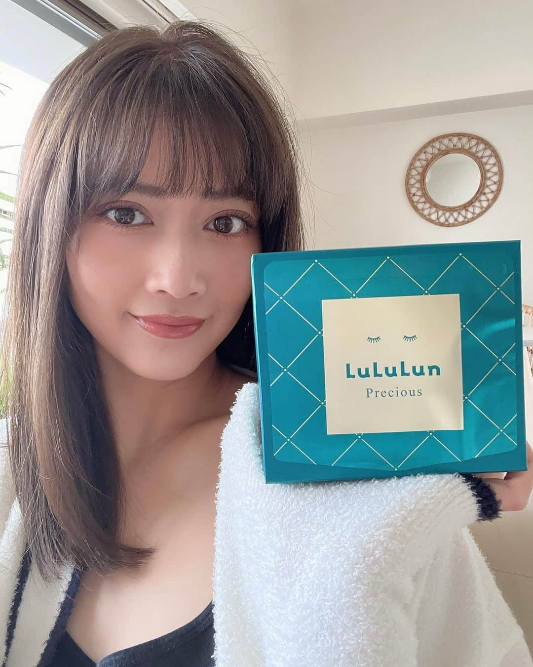 木津レイナのインスタグラム：「⁡ LuLuLunプレシャスシリーズのGREEN🌿 ずっと愛用してるルルルンは、お家に必ずストックしてあるパック❤︎ ⁡ 化粧水代わりにケアできるから、 撮影が朝早い日だったりバタバタしがちな朝は 洗顔後にこれを貼って支度しちゃうのがいつものルーティン👸🏼🩷！ ⁡ ⁡ GREENは肌荒れ防止&エイジングケアで 32枚入って価格もプチプラだし、 毎日のケアにほんと使いやすくてすごく好き☺︎✨ ⁡ ⁡ #LuLuLun#ルルルン#化粧水フェイスマスク#パック#肌荒れを防ぐ#プチプラスキンケア#PR」