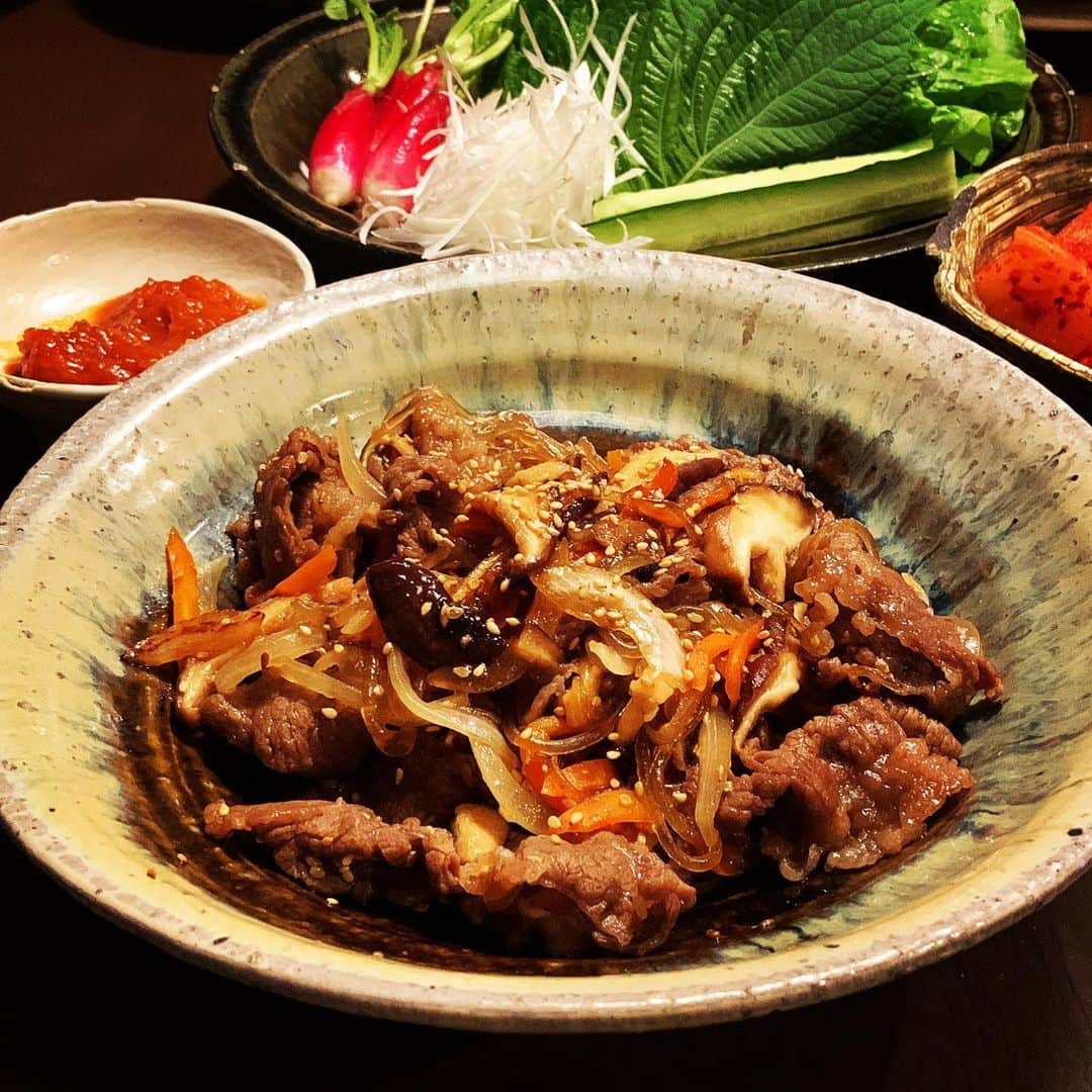 志摩有子さんのインスタグラム写真 - (志摩有子Instagram)「@spikeandlove ちゃんの手作りタレでプルコギ。サンチュやエゴマで巻き巻きして食す。甘辛味のお肉で野菜がたくさん食べられる。  #プルコギ」5月2日 21時19分 - ariko418