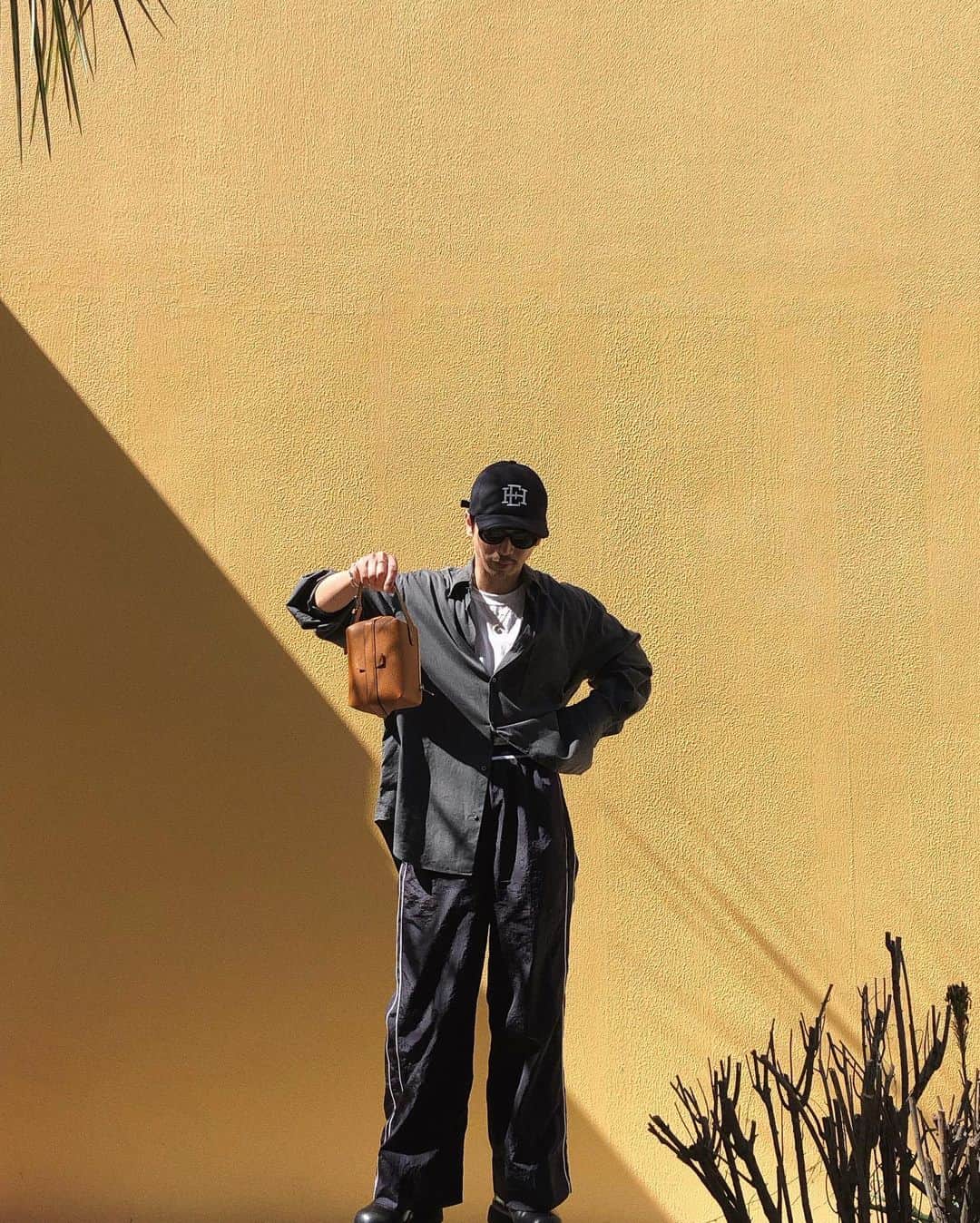 陣内勇人のインスタグラム：「. シャカパンスタイル  shirt / @jilsander  pants / @machatt_  bag / @valextra  shose / @newbottega  jewelry / @blanciris_official @fivethirtypark  sunglass / @oliverpeoples」