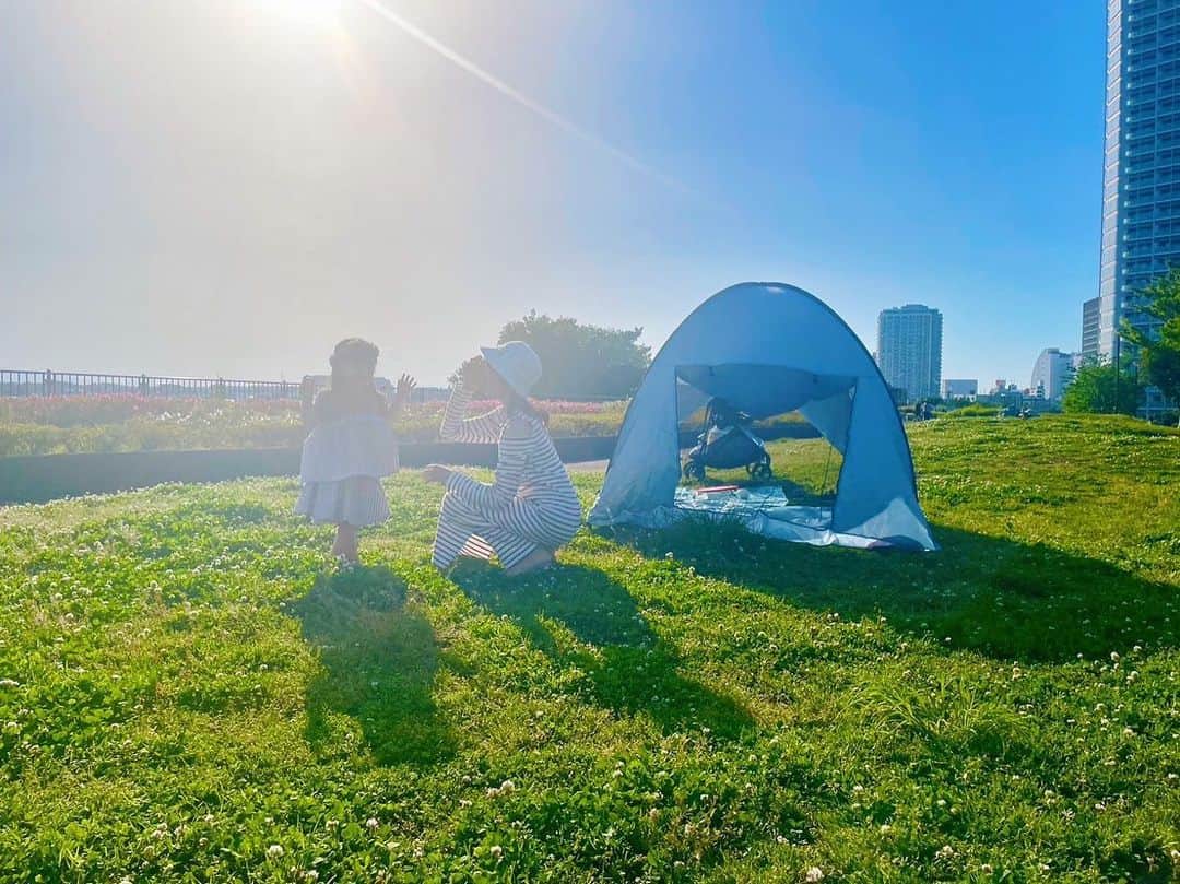 伊藤友里のインスタグラム：「ピクニック日和☀️  子供の頃よく母と作っていたシロツメクサの花冠を久しぶりに娘と作りました🍀🍀  最近お気に入りの子供服 @maarook.wonderapartment   #ピクニック　#シロツメクサの花冠」